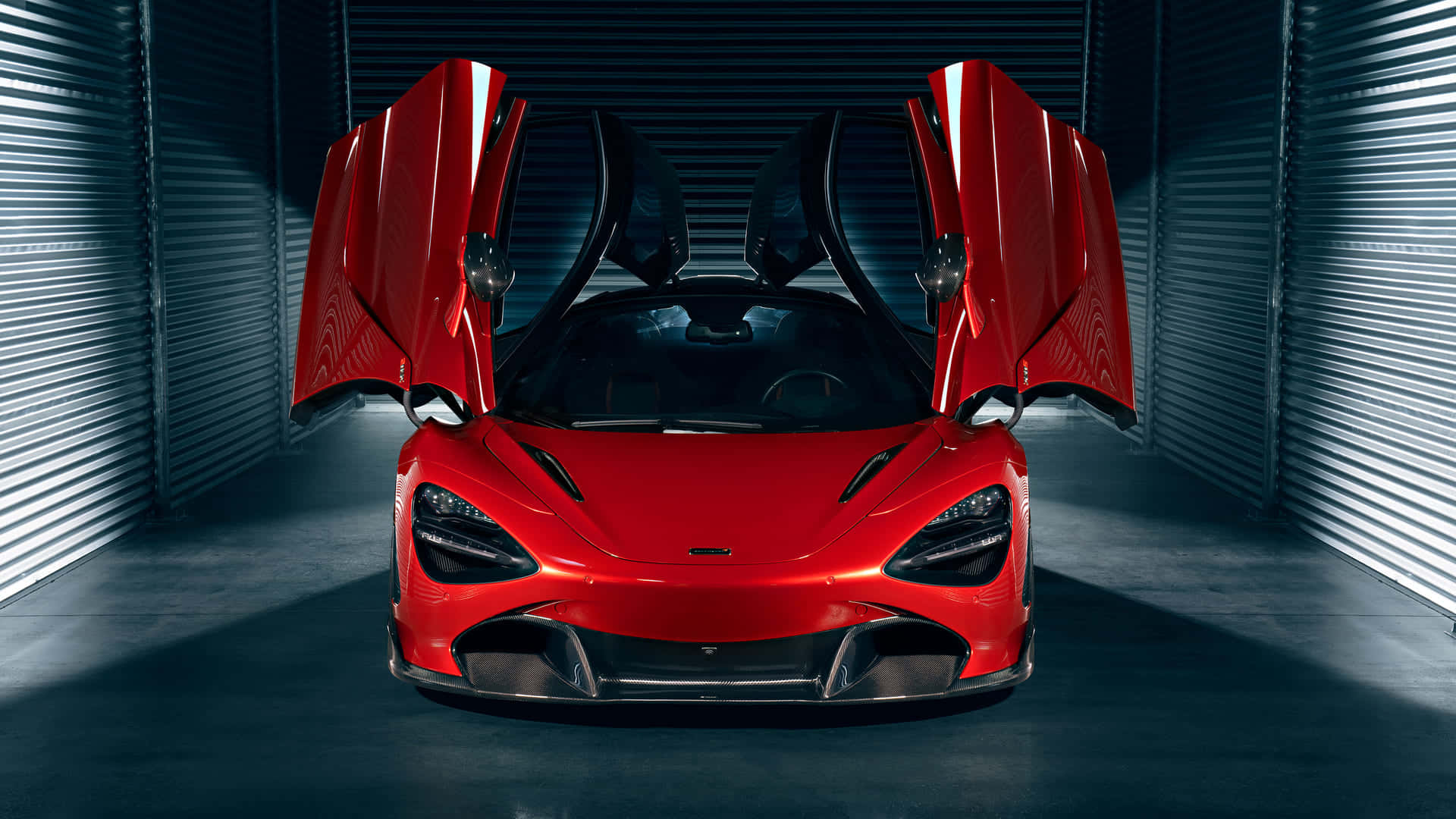 1920 X 1080 Car 桌布 壁紙 — 一輛搶眼的紅色McLaren跑車，鷗翼車門打開，在時尚的金屬車庫中被戲劇性的聚光燈照亮。