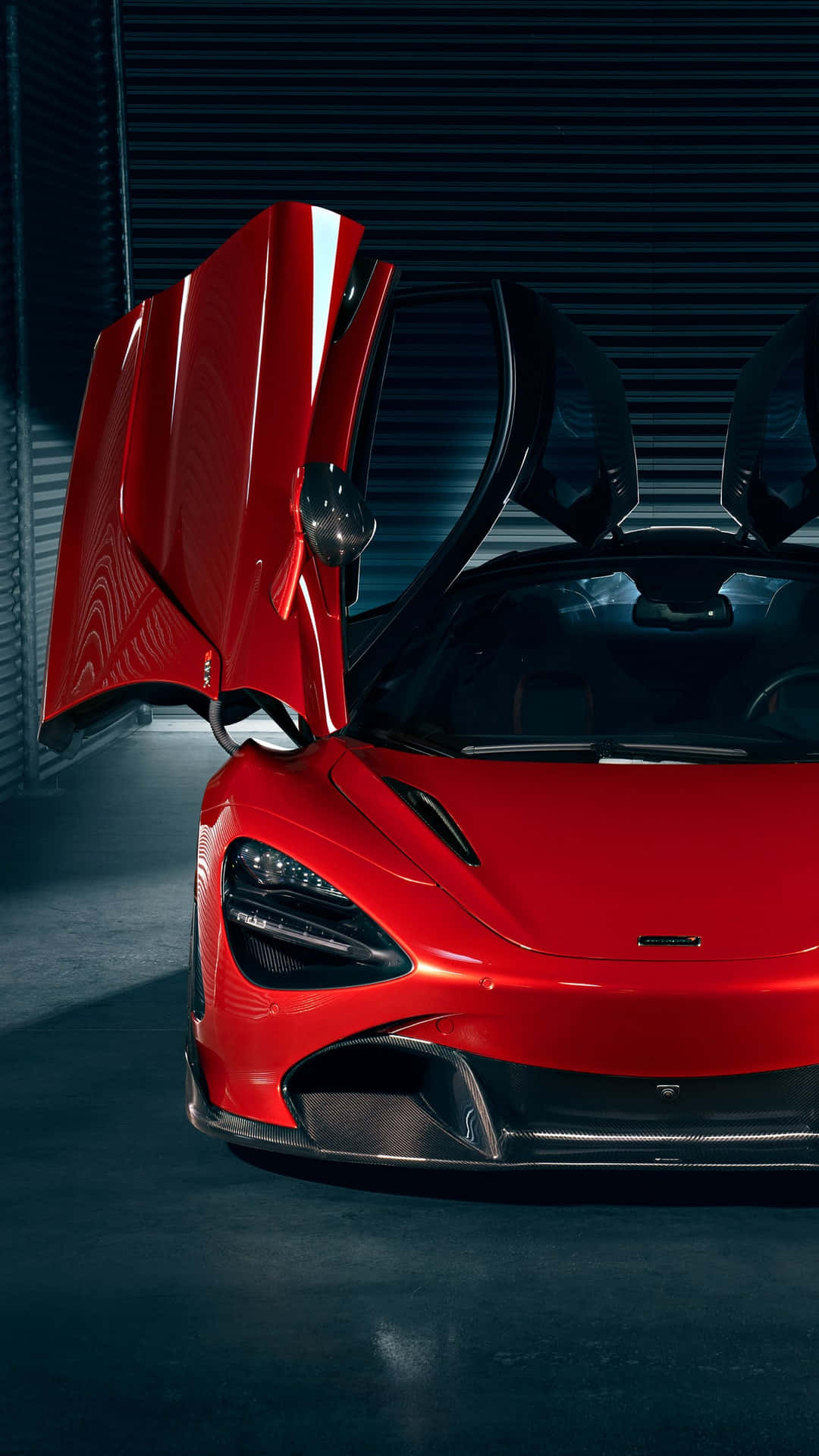 紅色動圖 桌布 壁紙 — 一輛搶眼的紅色McLaren跑車，在昏暗的車庫中打開鷗翼車門，搭配藍色氛圍燈光。