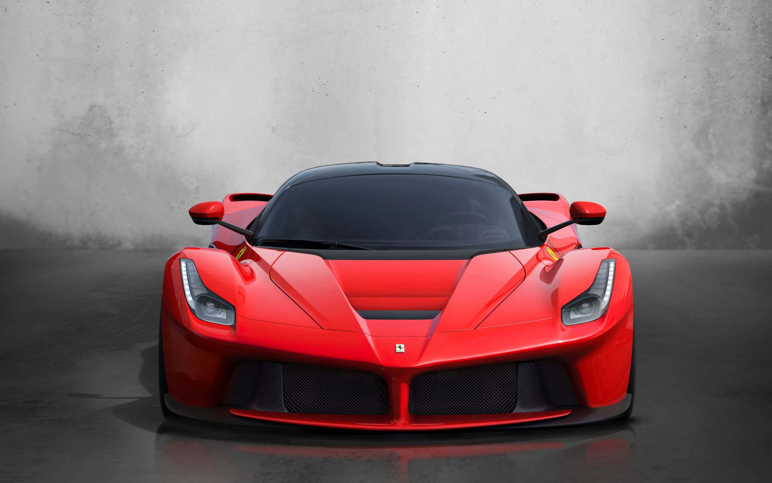 跑車 桌布 壁紙 — 一輛搶眼的紅色法拉利 LaFerrari 正面朝向極簡灰色混凝土背景，搭配戲劇性燈光。