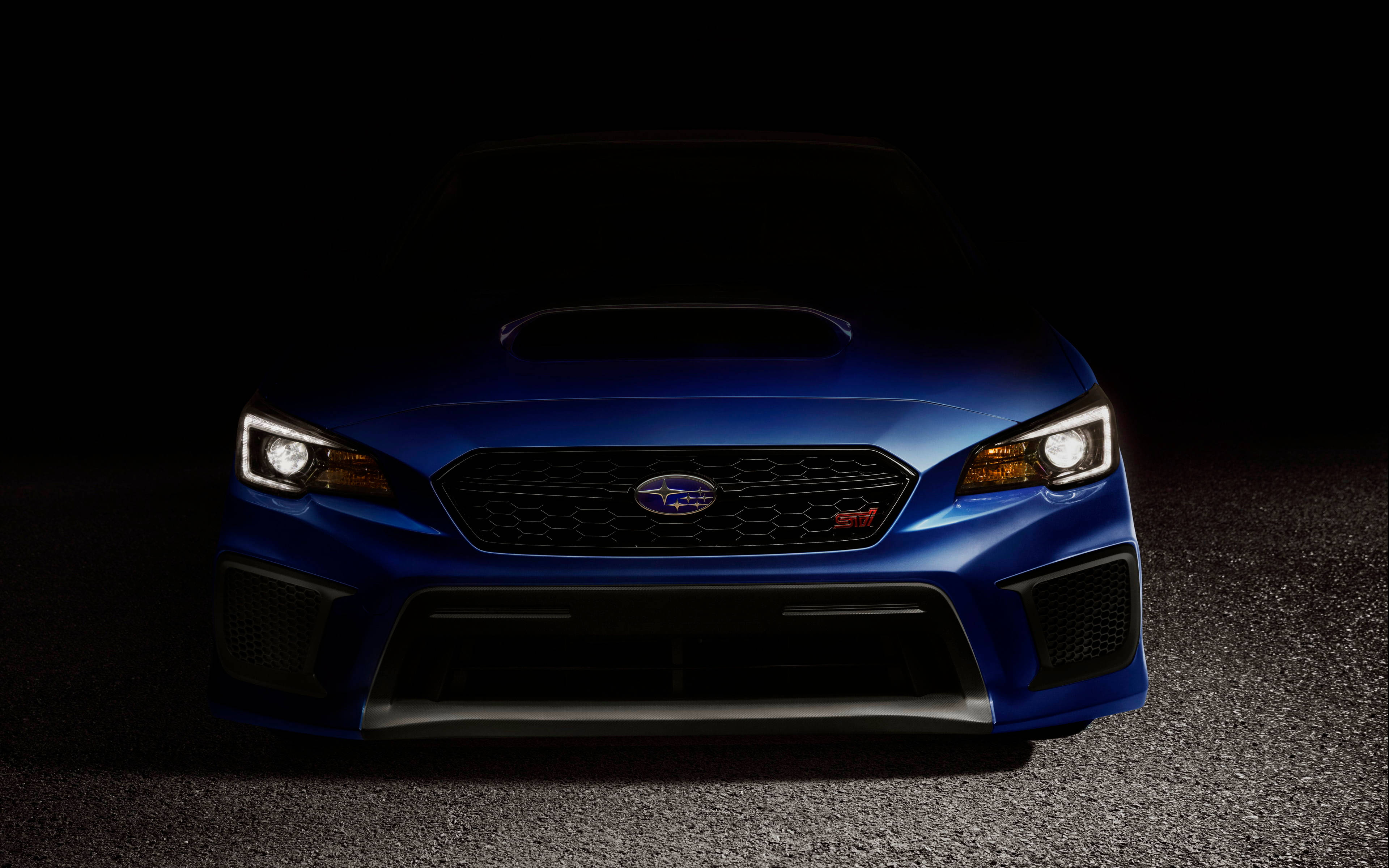 藍色 Subaru WRX STI 正面視圖，在黑暗的攝影棚中帶有發光的頭燈。 — 深藍色美學動圖 壁紙