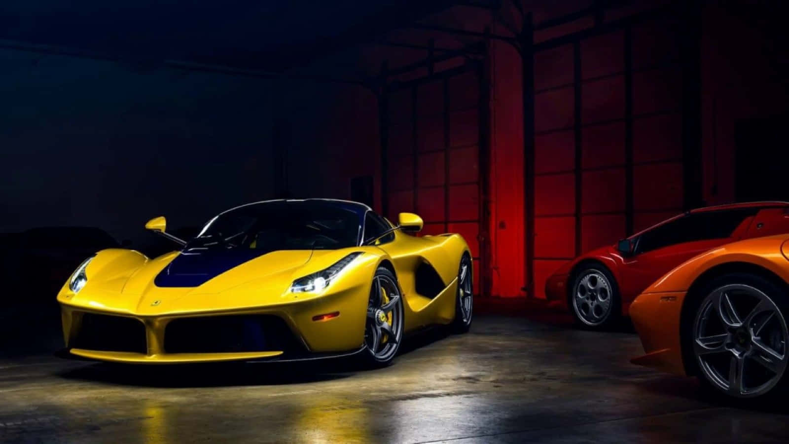 Ferrari Laferrari 桌布 壁紙 — 一輛搶眼的黃色法拉利LaFerrari和橙色法拉利F12tdf停放在昏暗的車庫中，沐浴在紅色環境光下。
