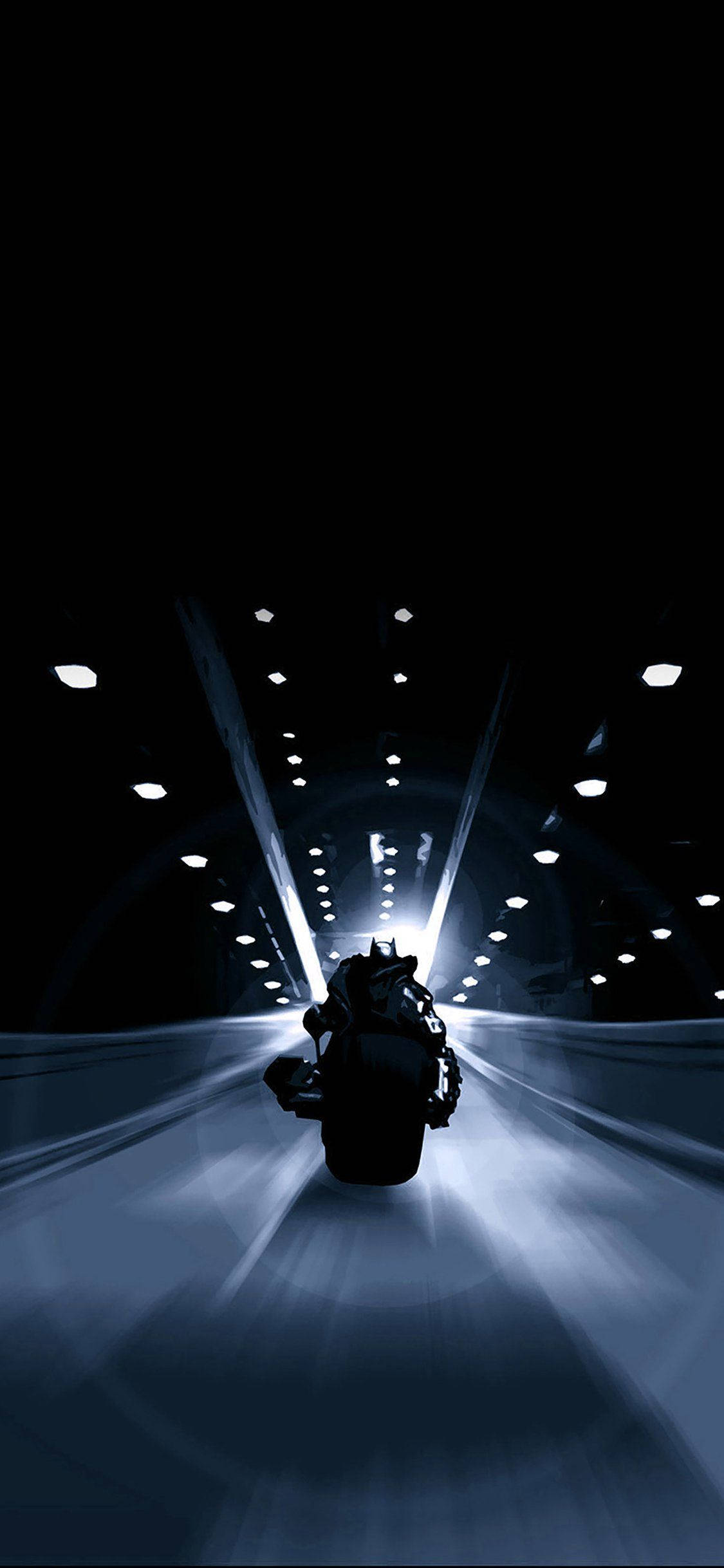 蝙蝠俠 桌布 壁紙 — 一輛摩托車在黑暗隧道中疾馳，光線條紋營造出高速運動的感覺。