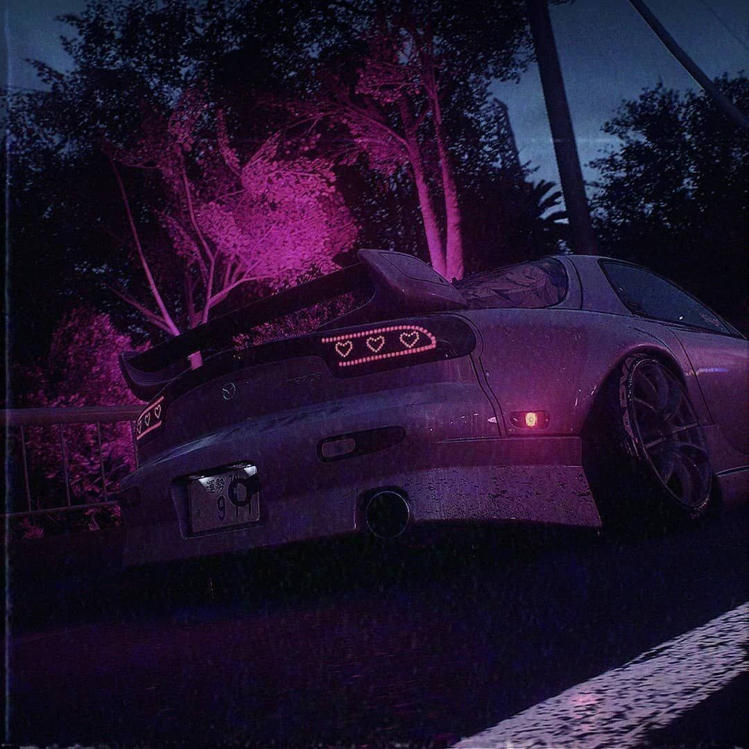 JDM 桌布 壁紙 — 一輛改裝跑車，帶有心形尾燈，在夜晚的紫色霓虹燈下閃耀，周圍環繞著樹木。