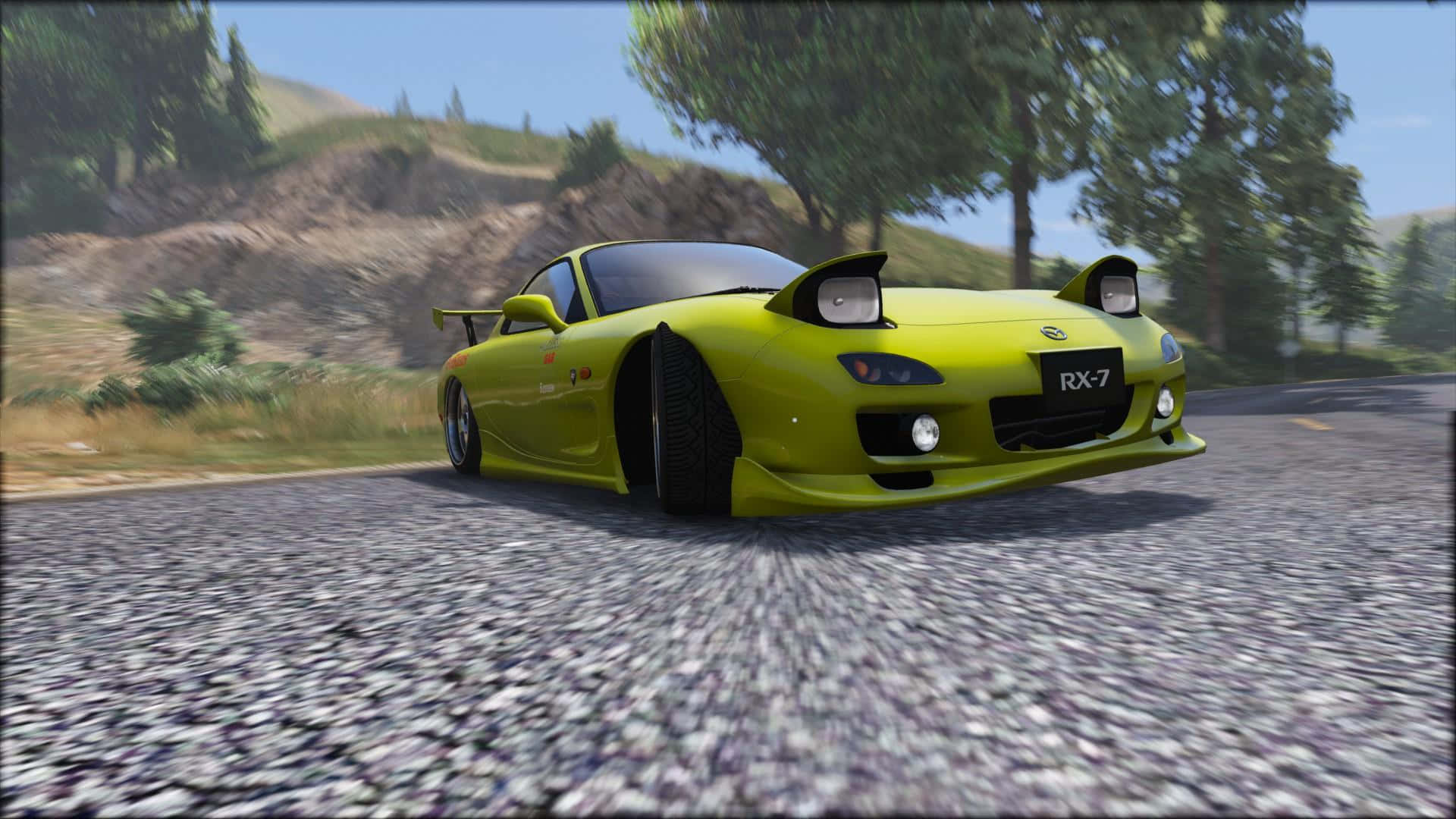 頭文字D 桌布 壁紙 — 一輛明亮的萊姆綠色馬自達RX-7跑車在陽光明媚的森林山坡上沿著碎石路飛馳。
