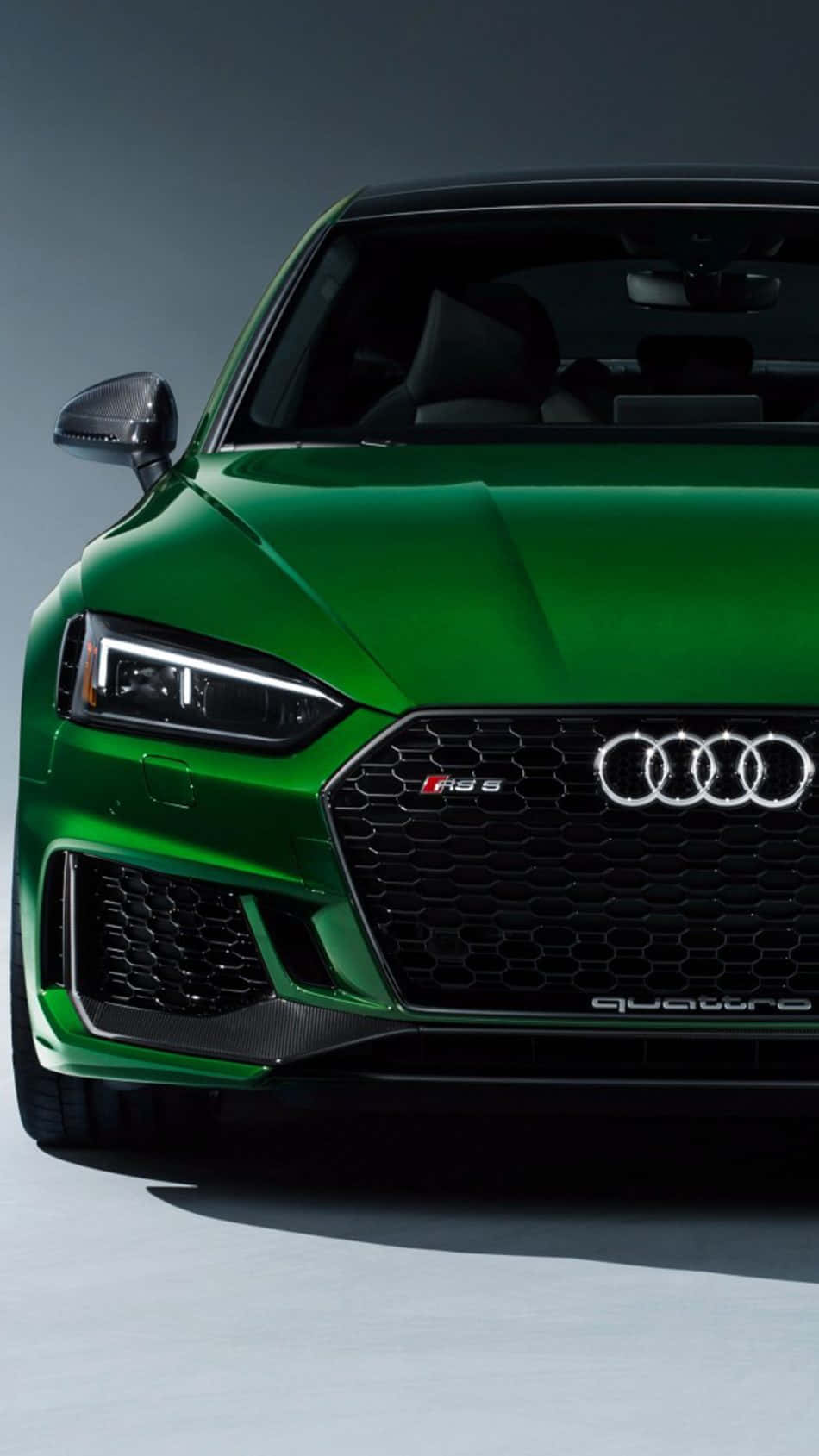 奧迪 桌布 壁紙 — 一輛時尚、充滿活力的綠色Audi RS8跑車，在工作室環境中配備發光頭燈和碳纖維飾件。