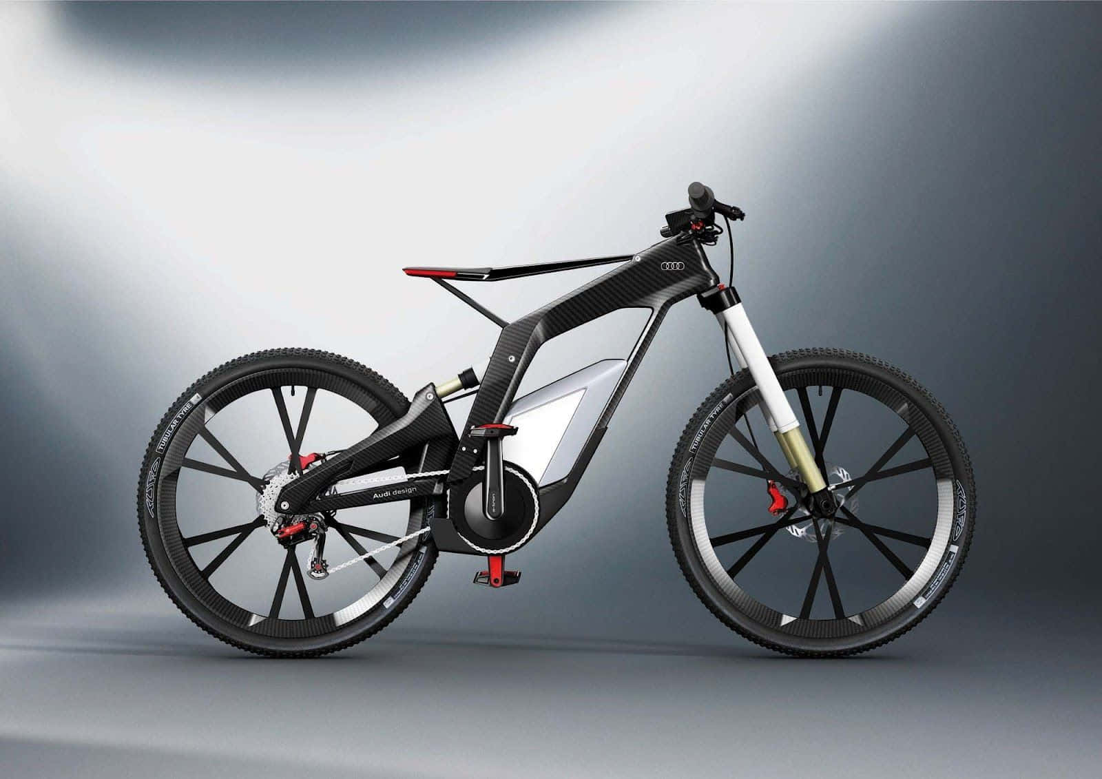 Electric Bike 桌布 壁紙 — 一輛時尚未來感十足的Audi電動登山車，配備碳纖維車架和白色避震，矗立在漸變灰色工作室背景前。