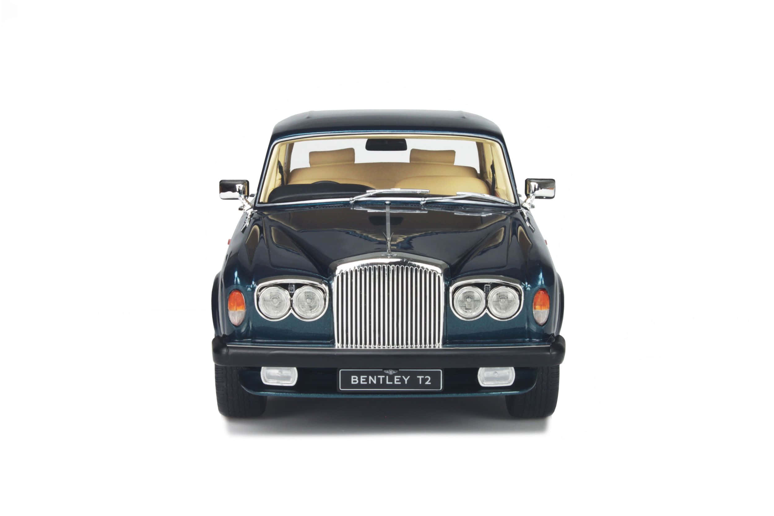 Bentley T2 桌布 壁紙 — 一輛時尚深藍色Bentley T2經典車，配備米色內裝和鍍鉻格柵，正面展示在潔白背景上。