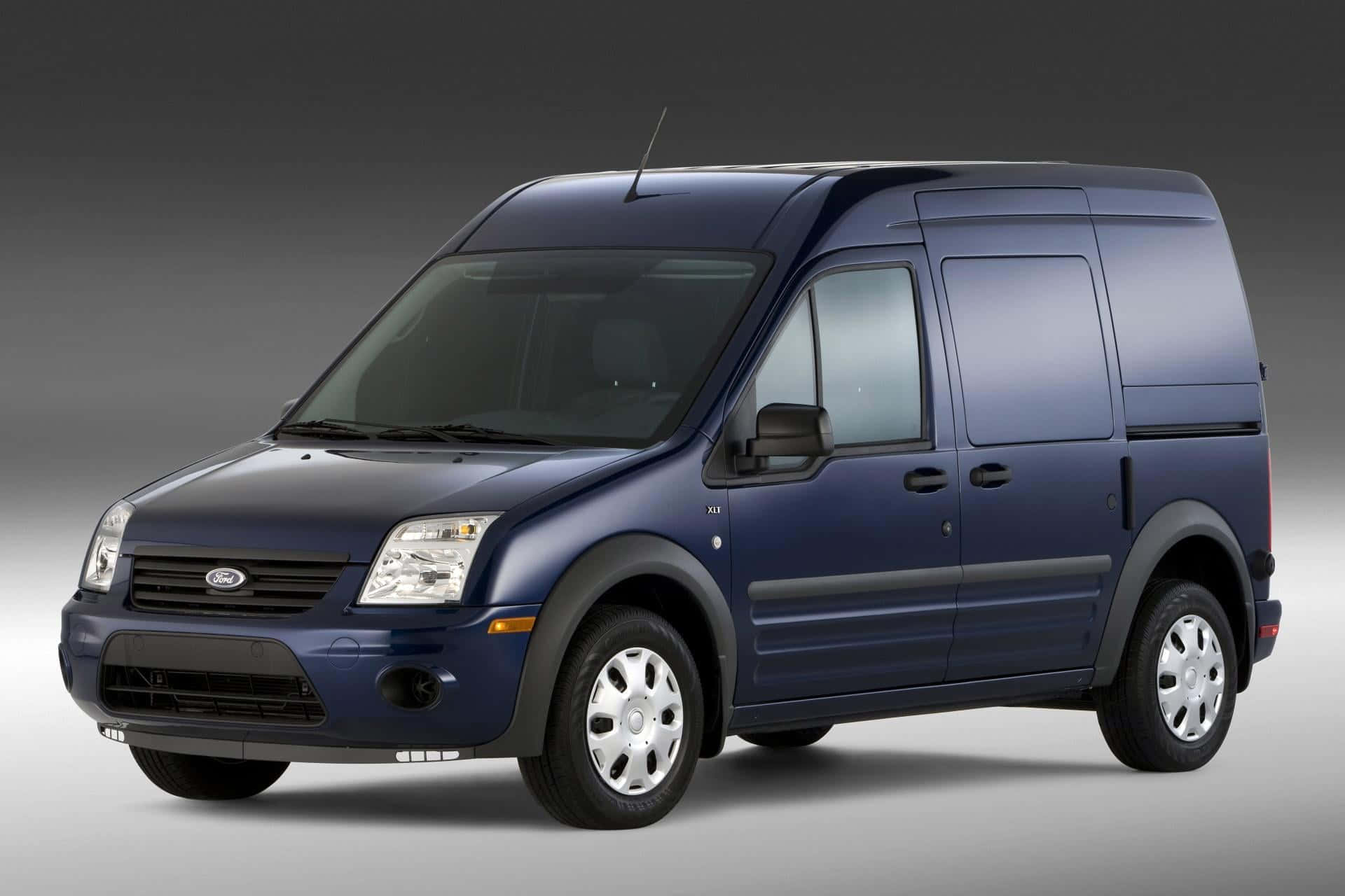 Ford Transit 桌布 壁紙 — 一輛時尚深藍色福特 Transit Connect 客貨車，在攝影棚燈光下以漸變灰色背景展示。