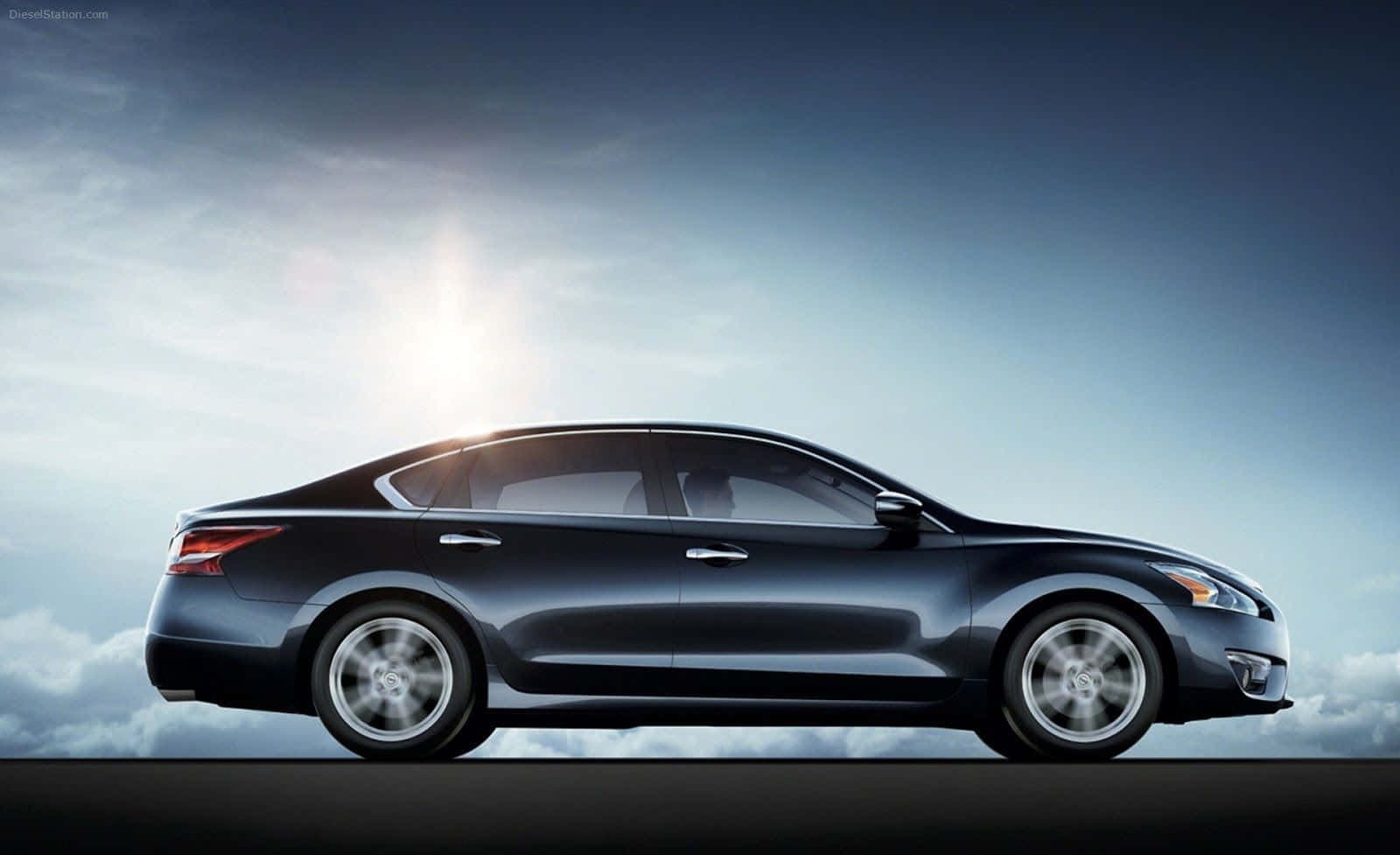 Nissan Altima 桌布 壁紙 — 一輛時尚深藍色轎車側面滑行，背景是明亮陽光和柔軟雲朵的天空。