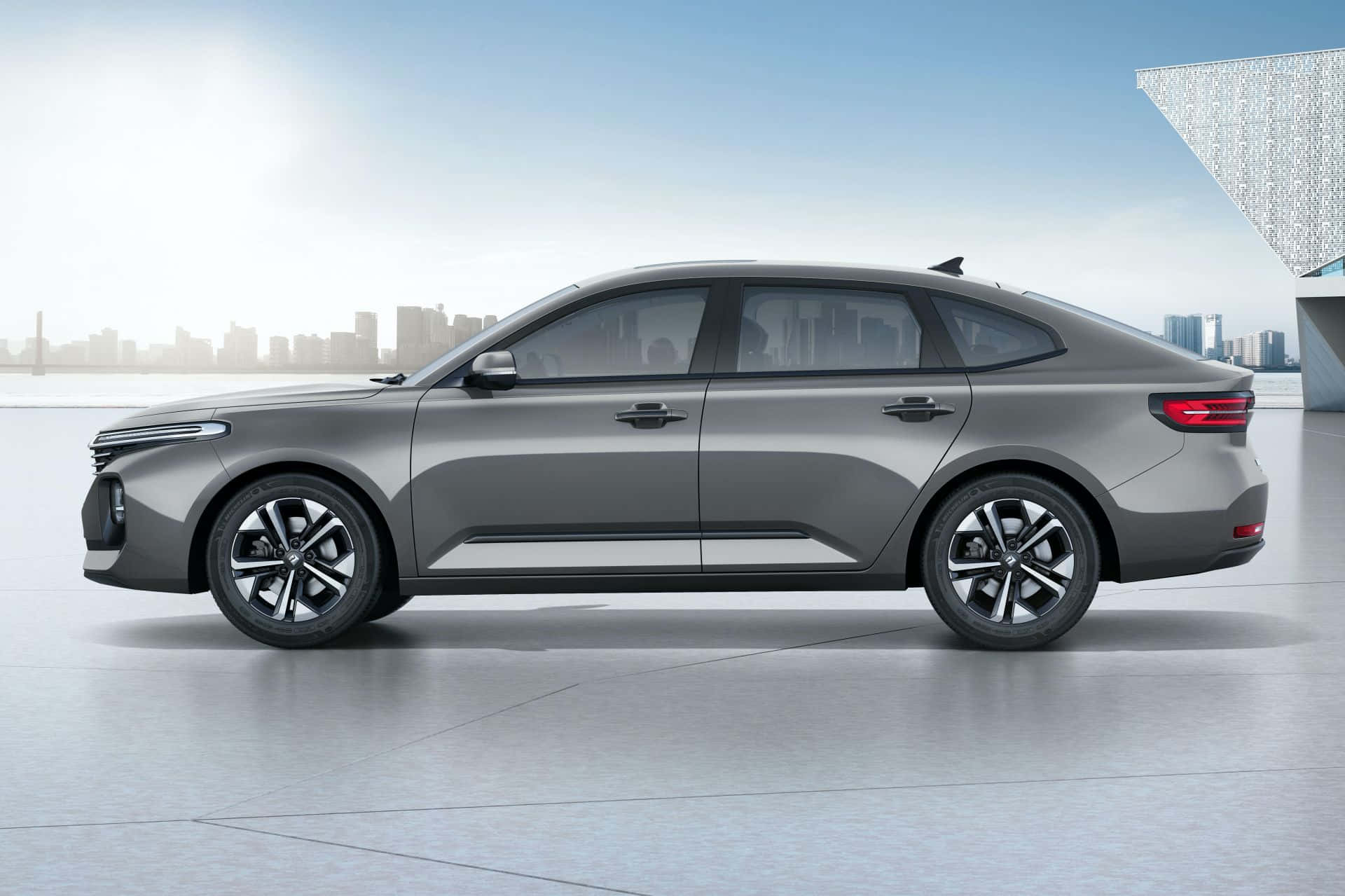 Baojun 桌布 壁紙 — 一輛時尚灰色轎車停放在簡約混凝土平台上，背景是現代城市天際線，天空清澈湛藍。