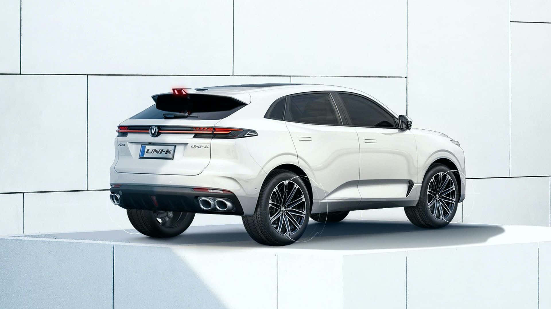 Changan 桌布 壁紙 — 一輛時尚白色SUV，帶有黑色飾邊和雙排氣管，停放在極簡白色平台上，背景為現代瓷磚牆。