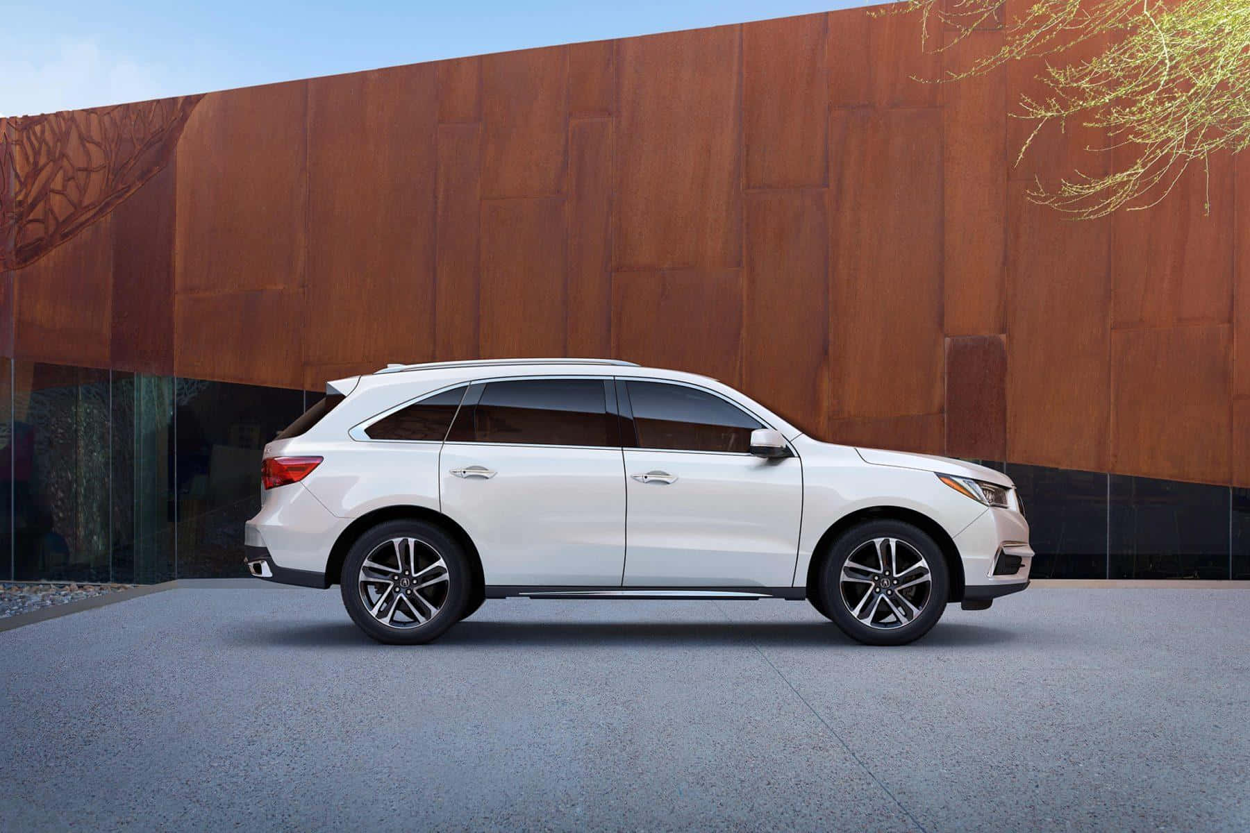 Acura Mdx 桌布 壁紙 — 一輛時尚白色SUV停放在現代鏽色牆旁邊，天空清澈湛藍。