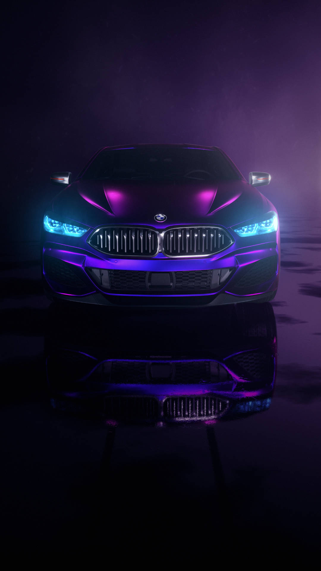 黑紫美學 桌布 壁紙 — 一輛時尚的BMW跑車在黑暗迷霧的背景中散發出充滿活力的紫色和藍色光芒，並帶有光澤反射。