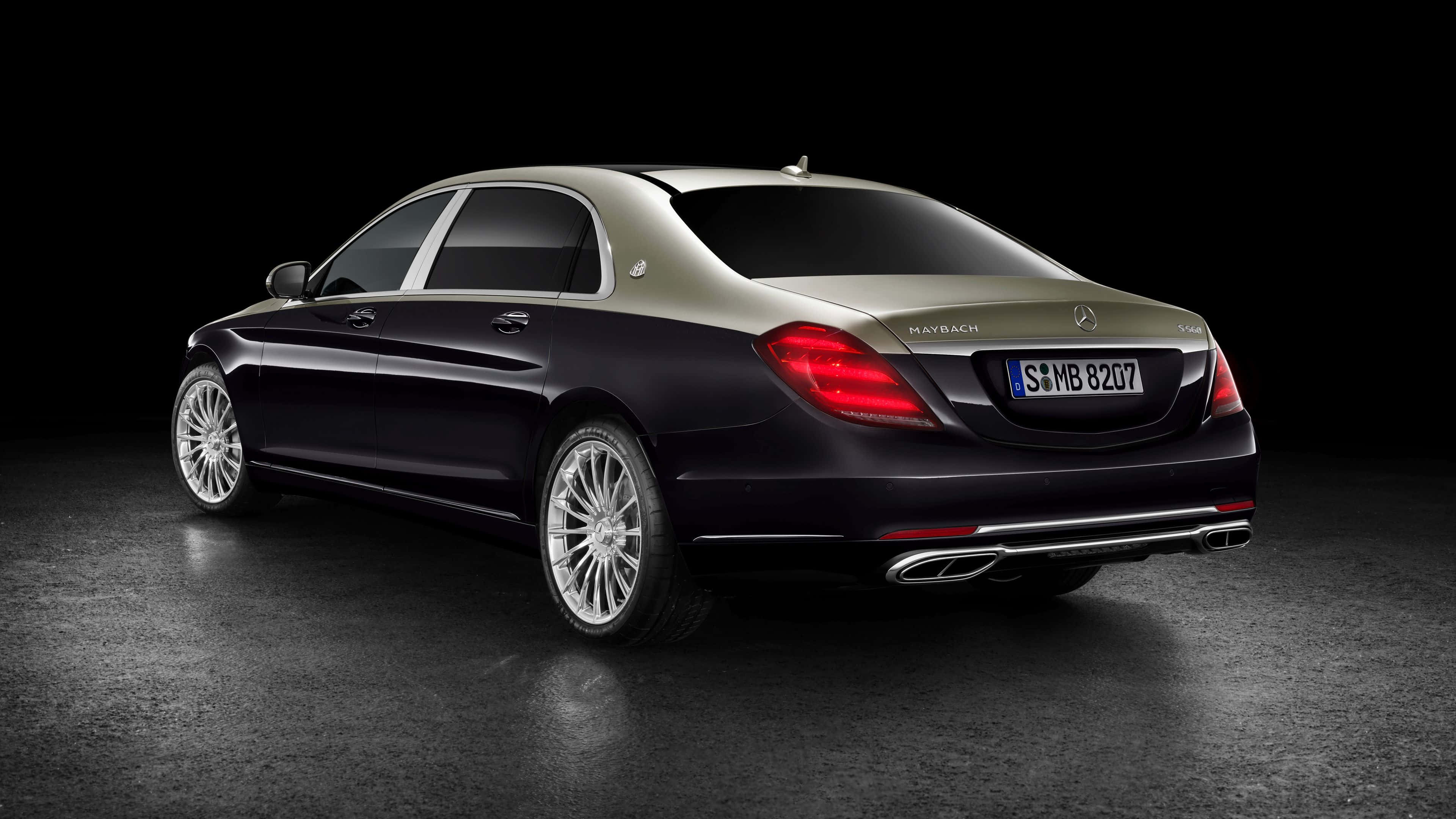 Classic Mercedes 桌布 壁紙 — 一輛時尚的Maybach S600豪華轎車在攝影棚燈光下，以黑色背景和反光的濕滑路面為襯托，閃閃發光。