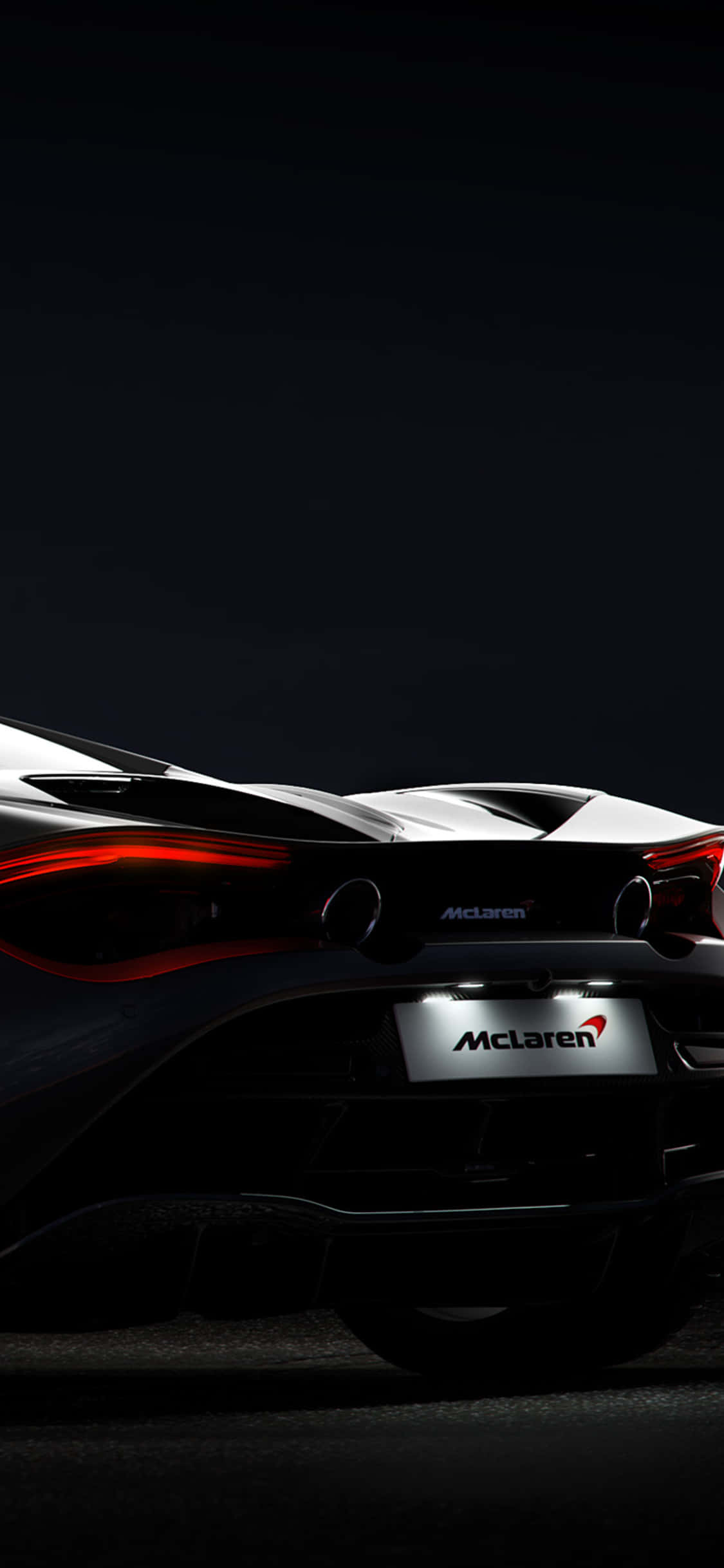 iPhone Xs Mclaren 720s 桌布 壁紙 — 一輛時尚的McLaren跑車在黑暗背景下發出紅色尾燈的光芒。