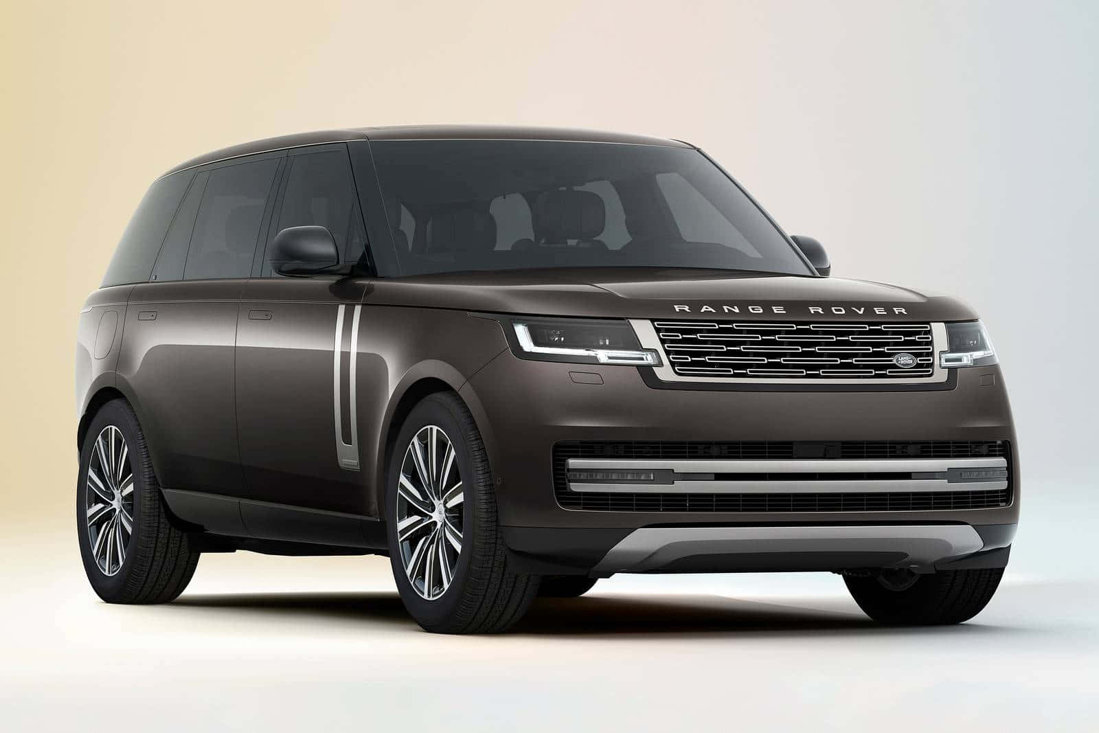 Range Rover 桌布 壁紙 — 一輛時尚的啞光棕色Range Rover SUV在極簡主義工作室中展示，配有柔和漸變燈光。