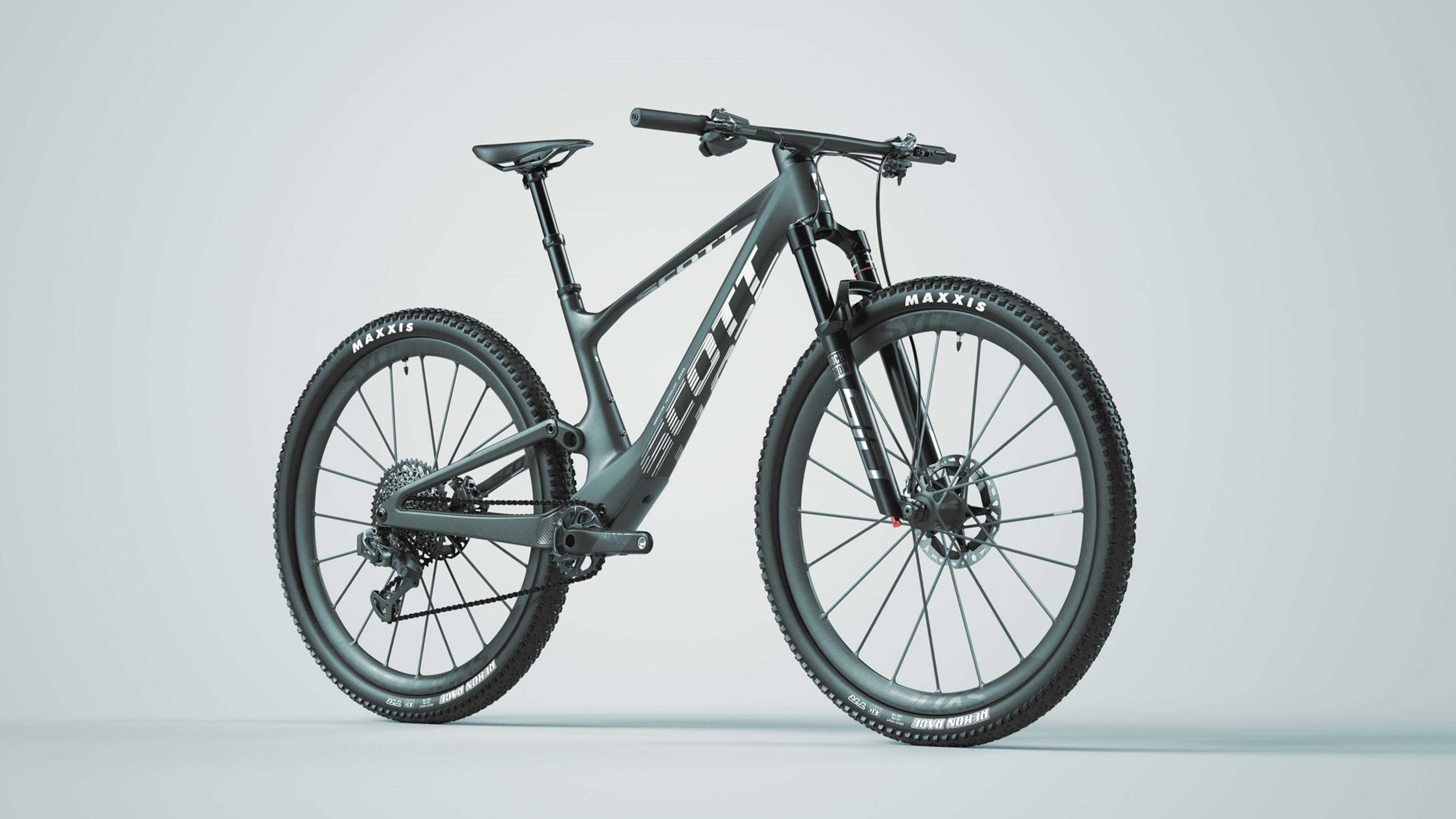 Mountain Bike 桌布 壁紙 — 一輛時尚的啞光灰色Scott登山自行車配備Maxxis輪胎，在極簡的淺灰色工作室背景前蓄勢待發。
