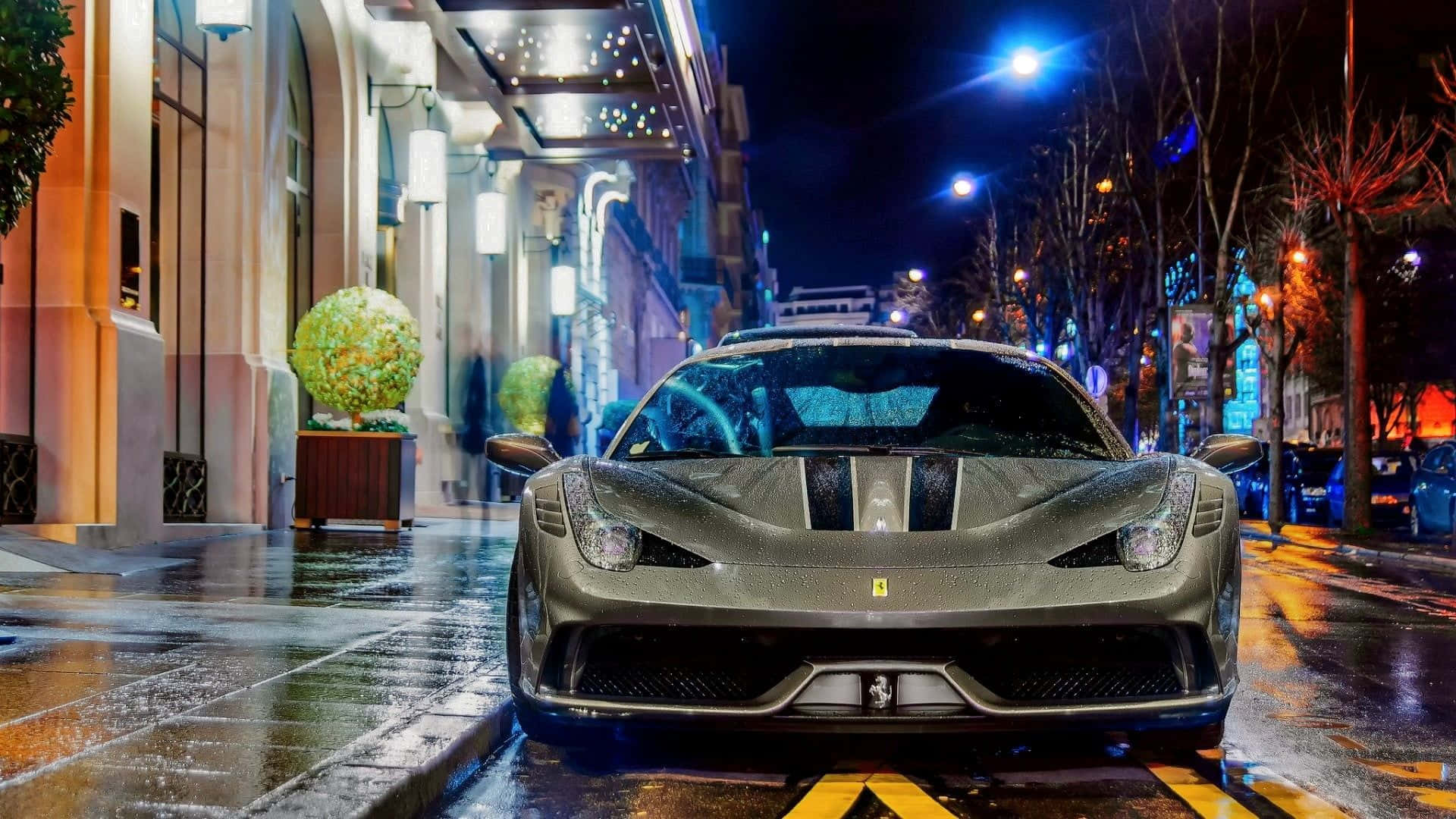 Ferrari 458 Speciale 桌布 壁紙 — 一輛時尚的啞光灰色法拉利跑車在霓虹燈下閃耀，映照在濕漉漉的夜間城市街道上，反射出鮮豔的色彩。