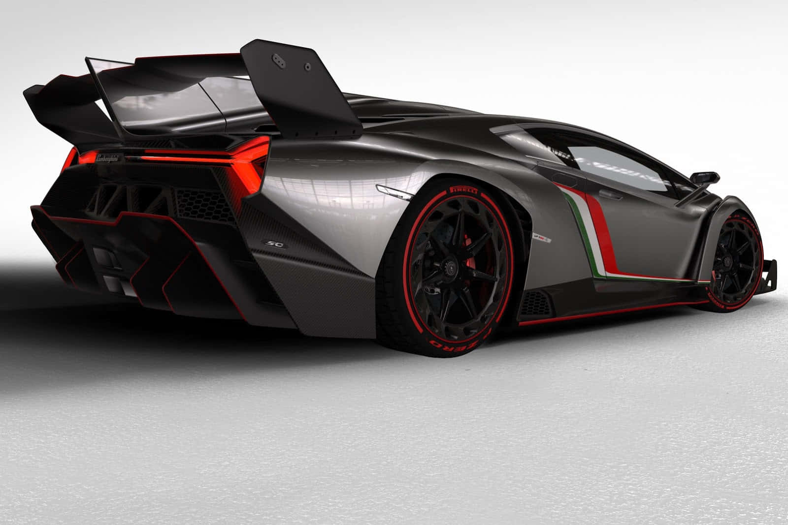 Lamborghini Veneno 桌布 壁紙 — 一輛時尚的啞光灰色藍寶堅尼跑車，帶有紅色點綴和義大利國旗條紋，在工作室環境中展示。