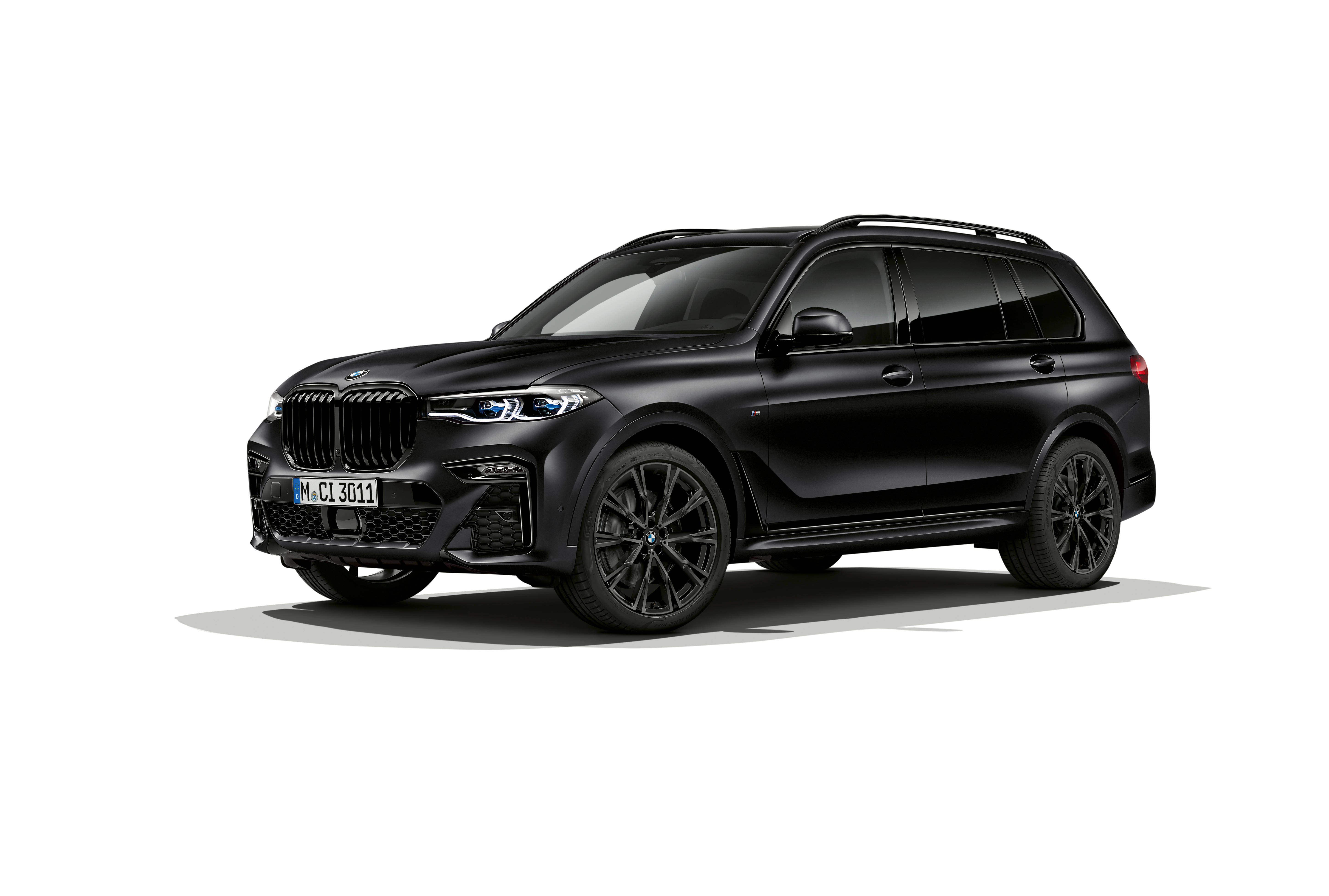 Black Bmw 桌布 壁紙 — 一輛時尚的啞光黑色BMW X7 SUV在工作室燈光下以乾淨的白色背景展示。