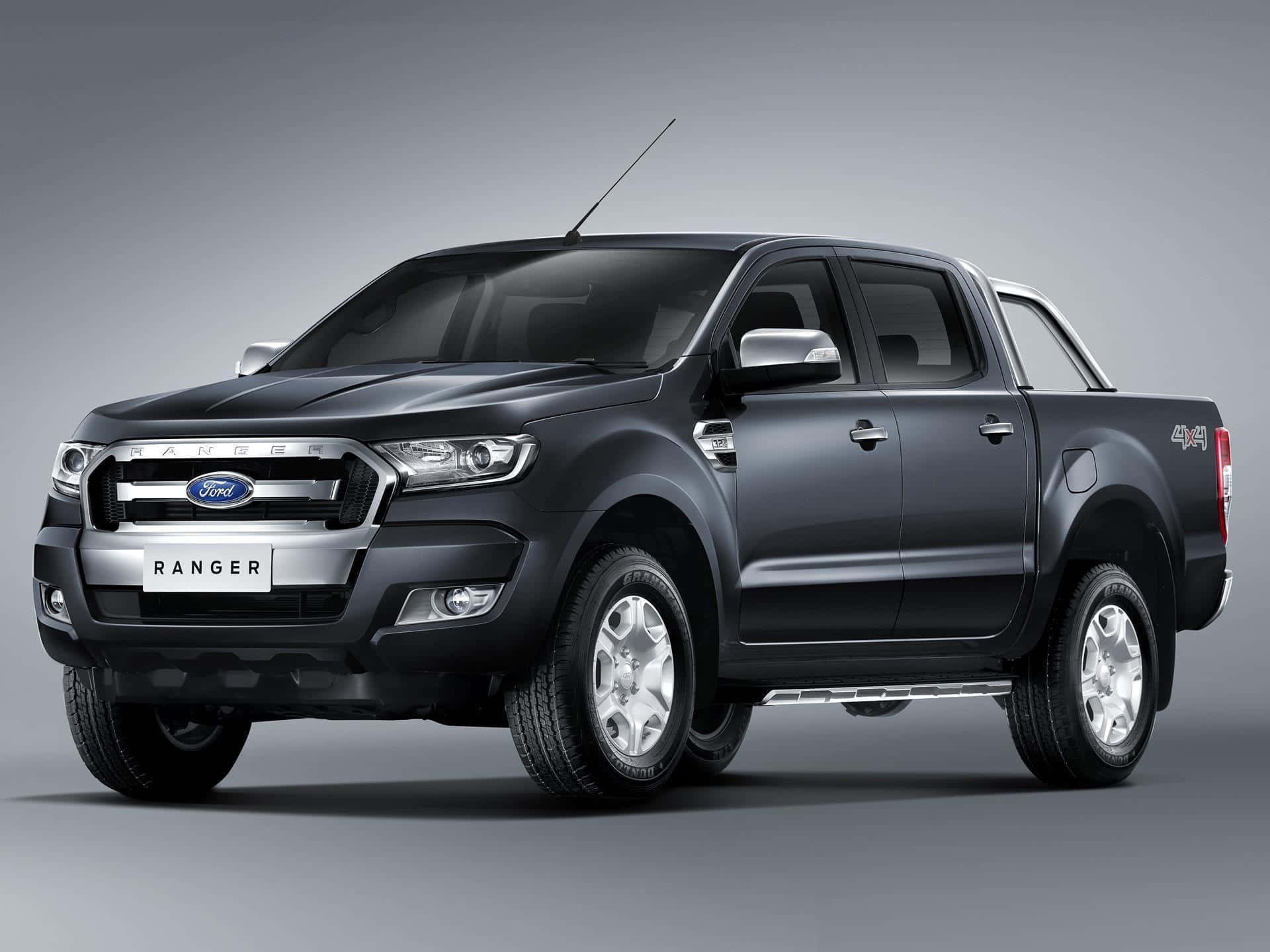 Ford Ranger 桌布 壁紙 — 一輛時尚的啞光黑色福特Ranger pickup truck在工作室燈光下，以中性灰色背景展示。