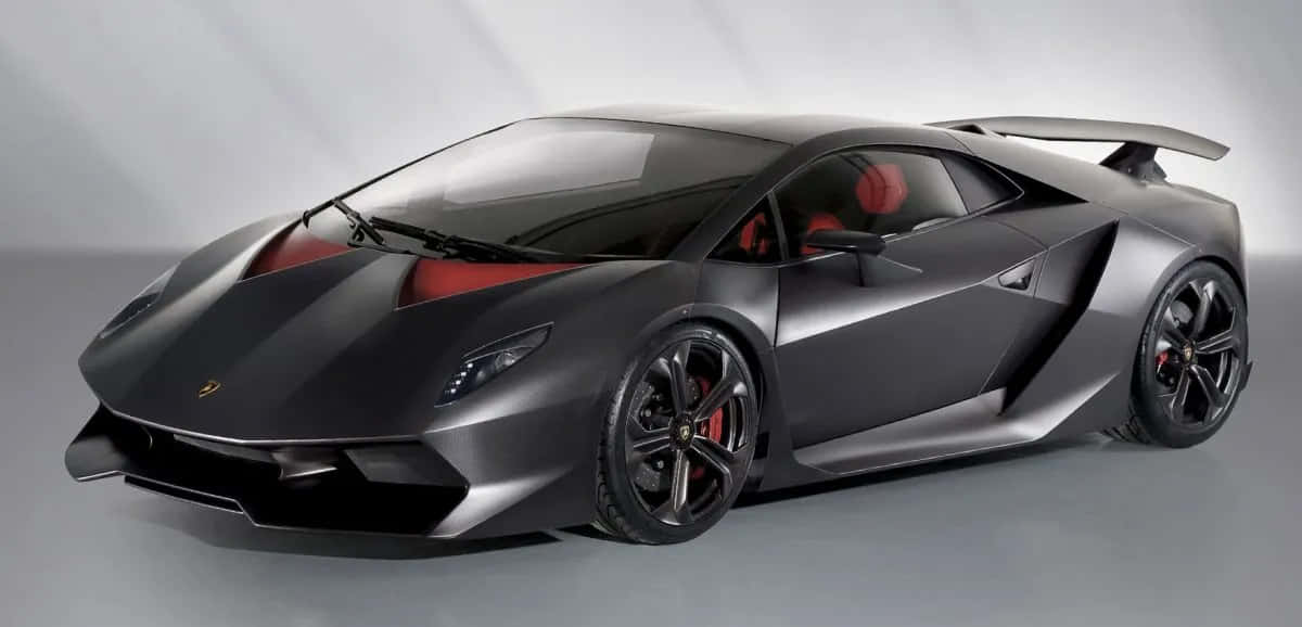 Cool Lamborghinis 桌布 壁紙 — 一輛時尚的啞光黑色藍寶堅尼跑車，帶有紅色點綴和黑色輪圈，在攝影棚內擺拍。
