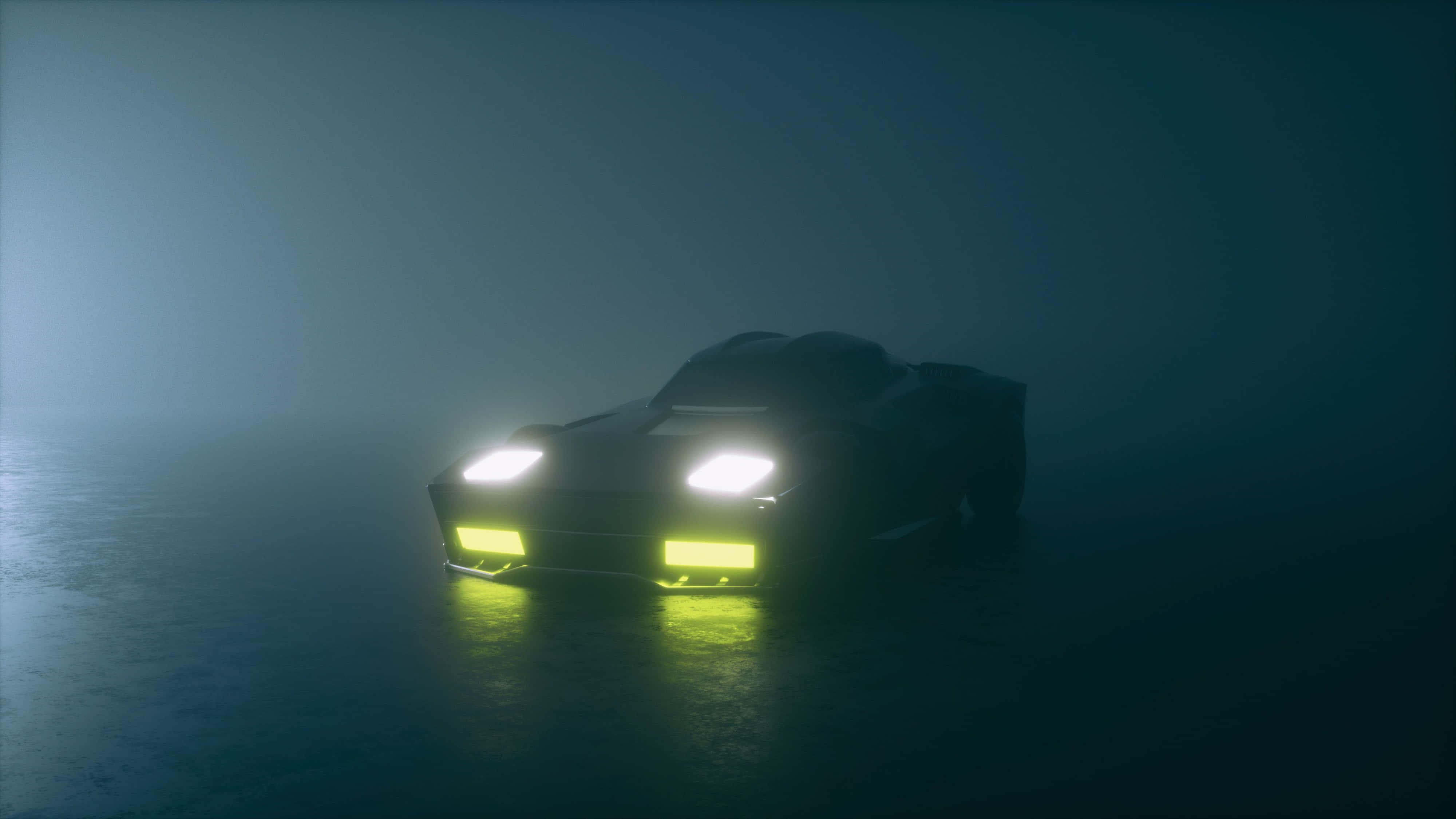 Foggy 桌布 壁紙 — 一輛時尚的未來主義汽車，帶有發光的黃色車頭燈，在黑暗潮濕的道路上穿過濃霧。