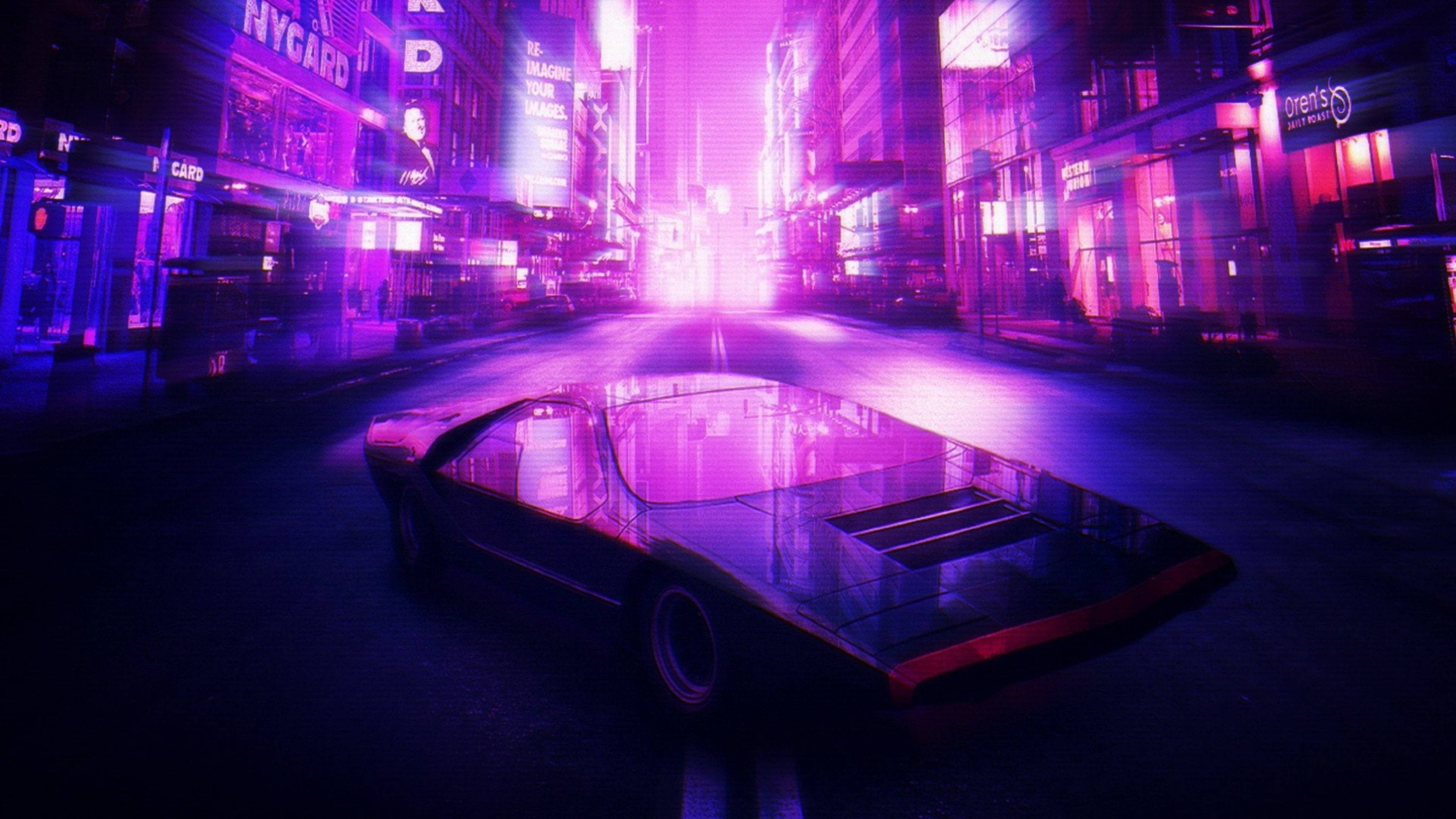 愛快羅密歐 桌布 壁紙 — 一輛時尚的未來主義汽車在夜晚穿過充滿霓虹燈的賽博朋克城市街道，紫色和粉紅色的燈光在潮濕的路面上反射。