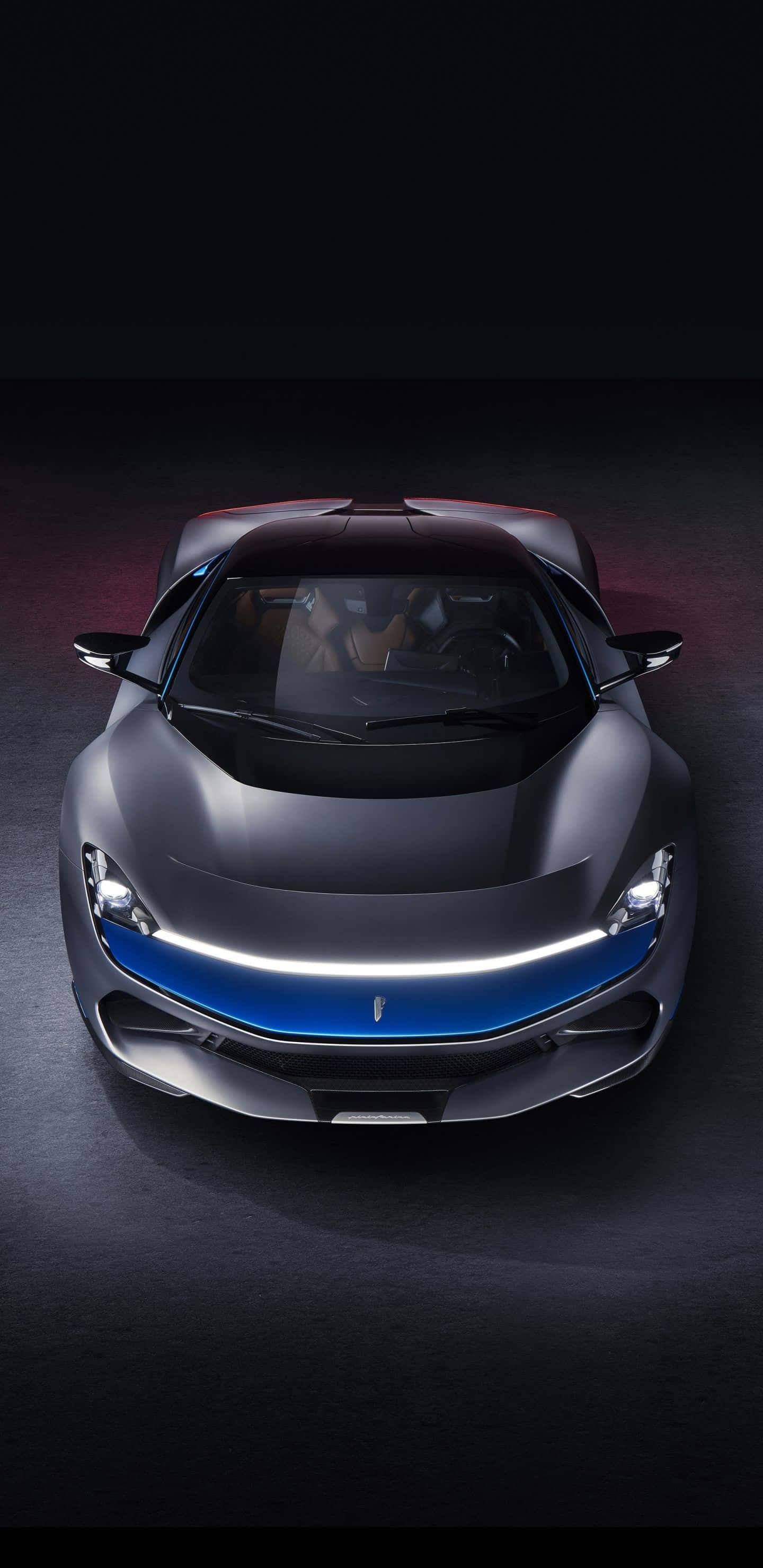 Pininfarina 桌布 壁紙 — 一輛時尚的未來主義跑車，帶有發光的藍色底盤燈，在黑暗的攝影棚環境中展示。
