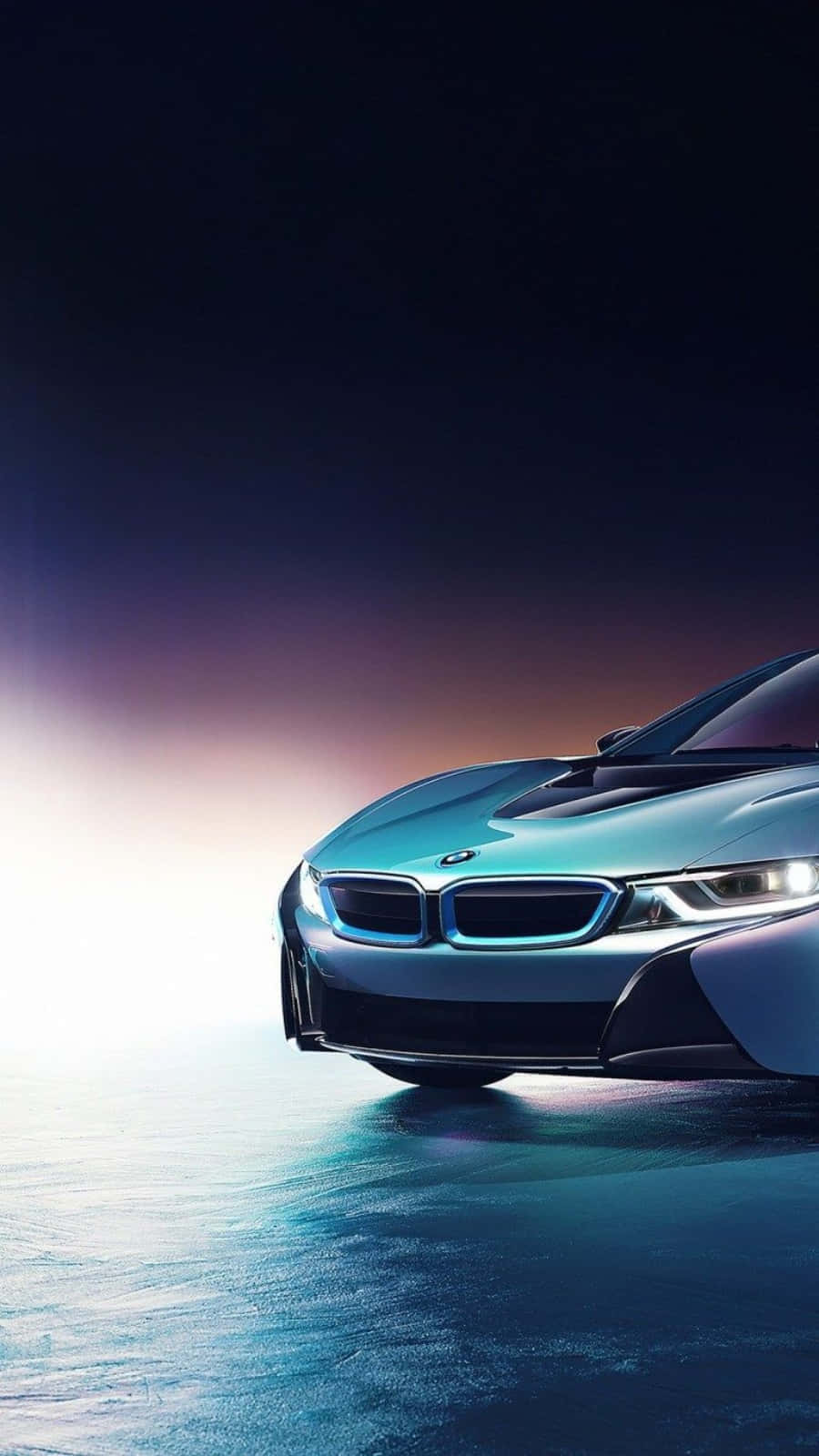 BMW 動圖 桌布 壁紙 — 一輛時尚的未來感BMW i8跑車在反射表面上，於戲劇性的暮光照明下發光。