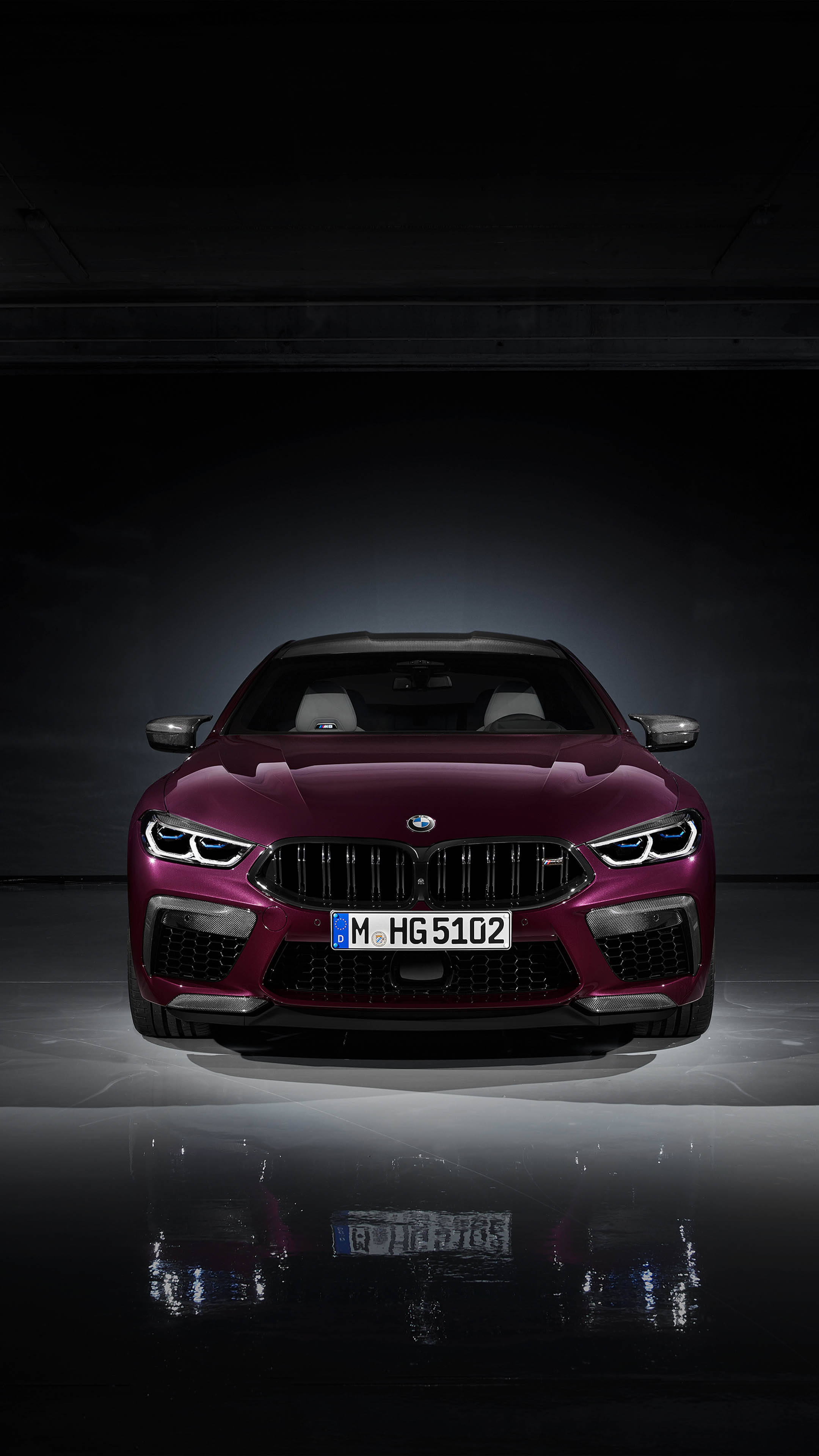 4K BMW 壁紙 桌布 壁紙 — 一輛時尚的栗色BMW M8 Coupe在攝影棚燈光下閃耀，深色地板上映出光澤倒影。