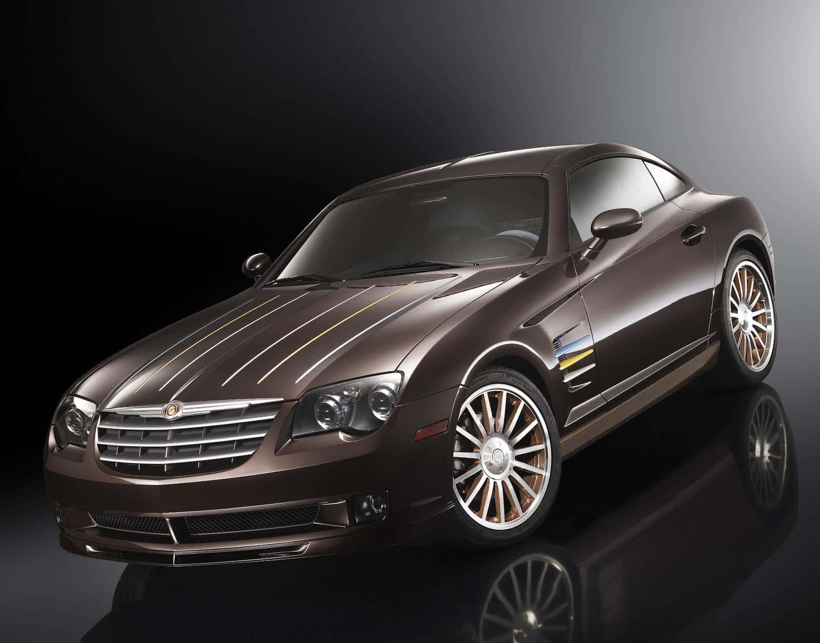 Chrysler Crossfire 桌布 壁紙 — 一輛時尚的棕色克萊斯勒Crossfire跑車，帶有金色條紋和輪圈，在攝影棚燈光下於反光黑色表面上閃閃發光。