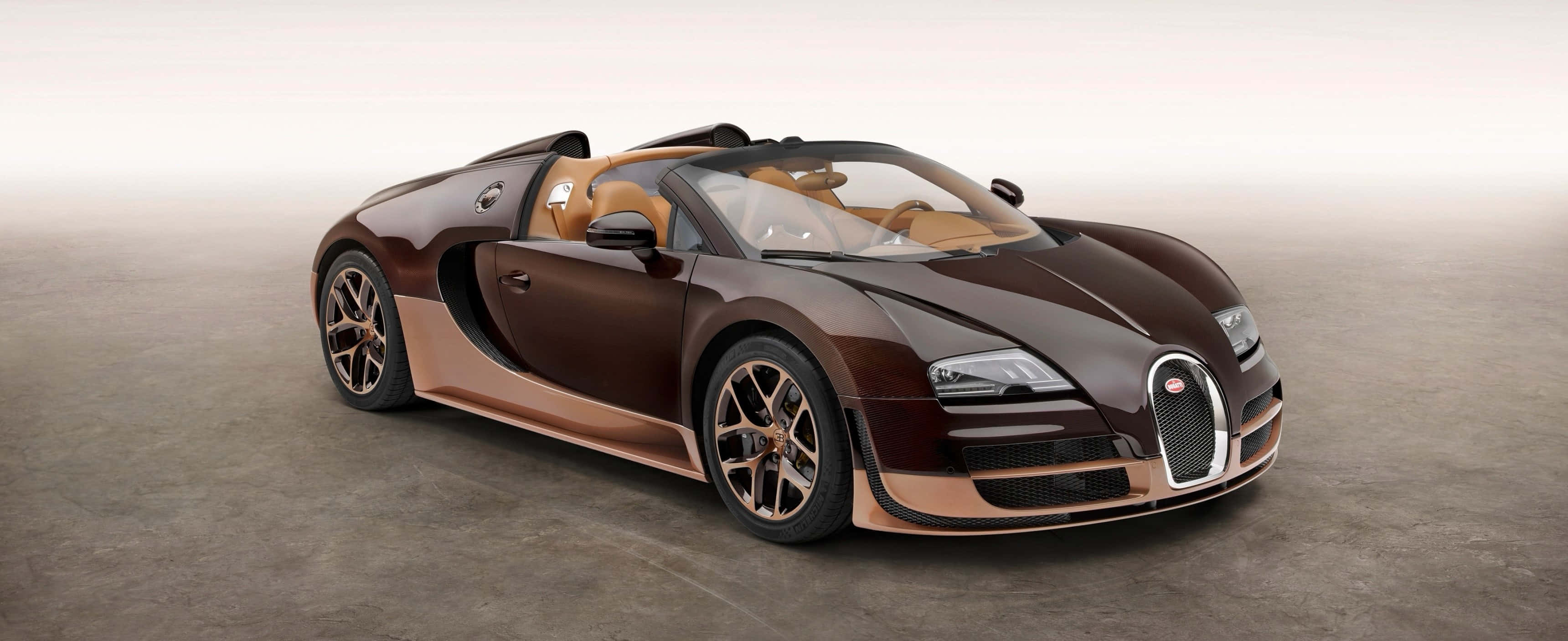 Best Bugatti 桌布 壁紙 — 一輛時尚的棕色和銅色Bugatti Veyron Grand Sport敞篷車，配備棕褐色皮革內飾，位於簡約的攝影棚地板上。