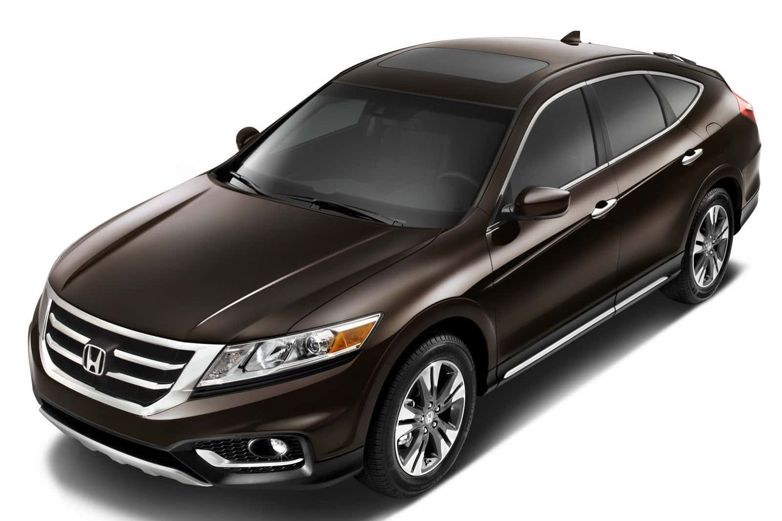 Honda Crosstour 桌布 壁紙 — 一輛時尚的棕色本田SUV，帶有鍍鉻飾邊和合金輪圈，在白色背景的攝影棚拍攝中展示。