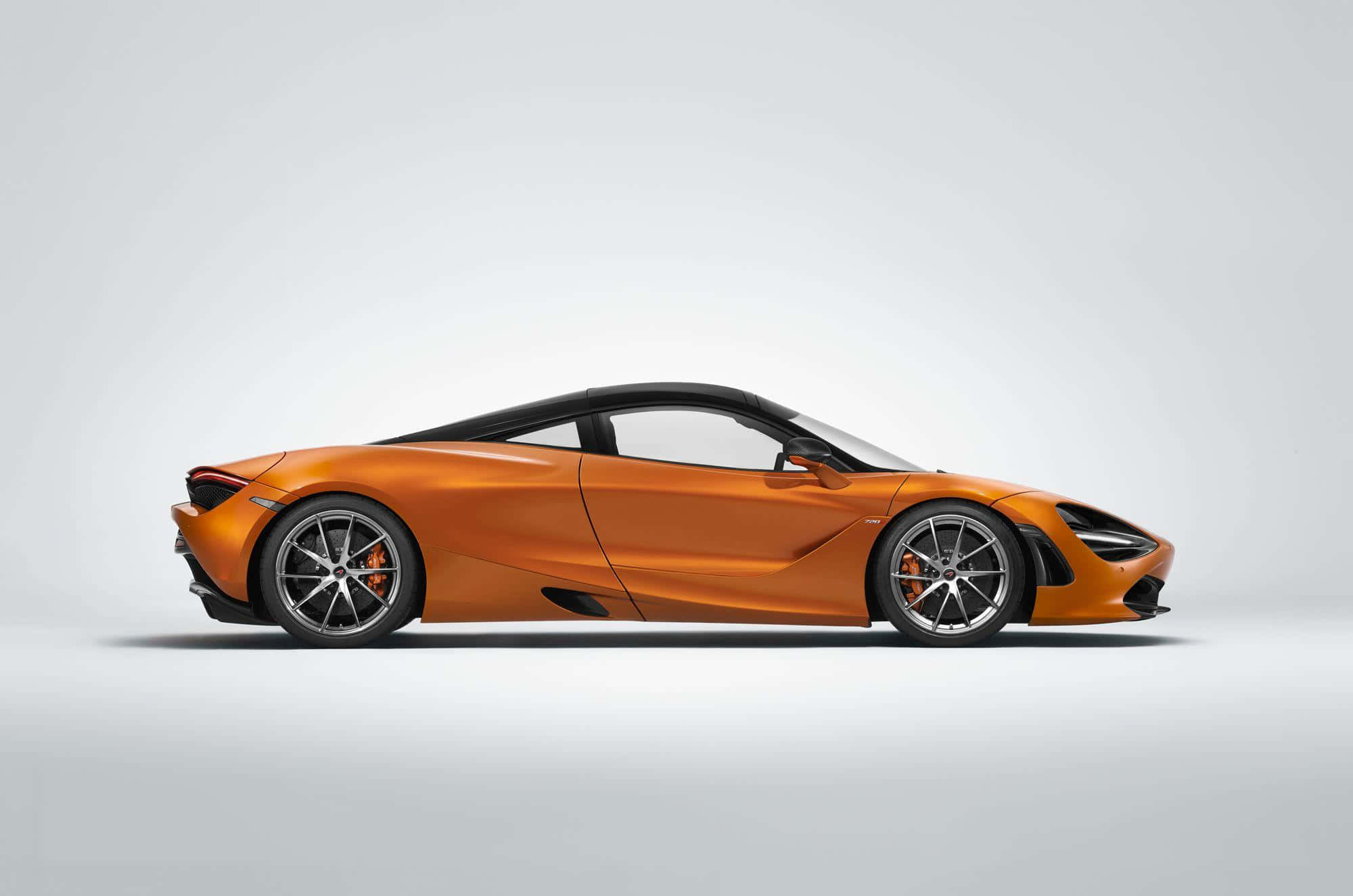 Mclaren 720s 桌布 壁紙 — 一輛時尚的橙色McLaren 720S跑車，以側面輪廓展示在極簡白色工作室背景前。
