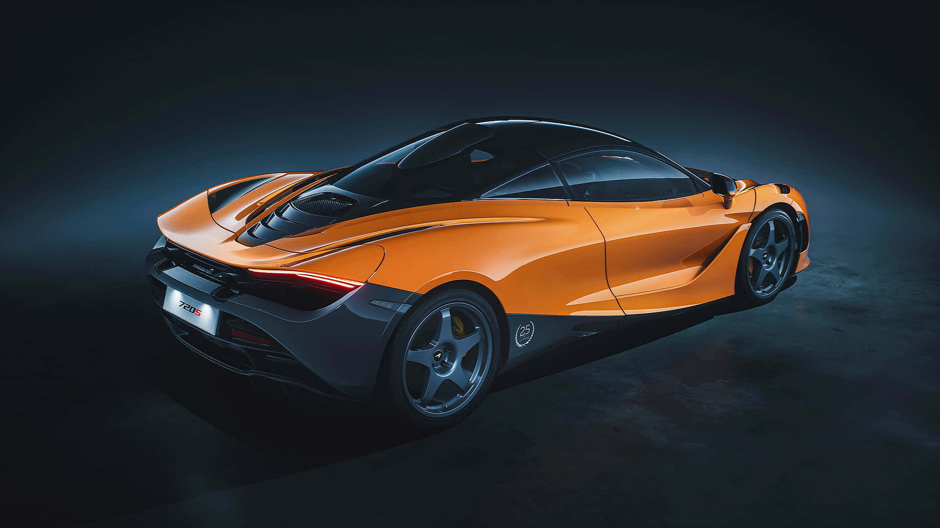 Dark Room 桌布 壁紙 — 一輛時尚的橙色McLaren 720S跑車在戲劇性的工作室燈光下，在深色紋理地板上閃耀。
