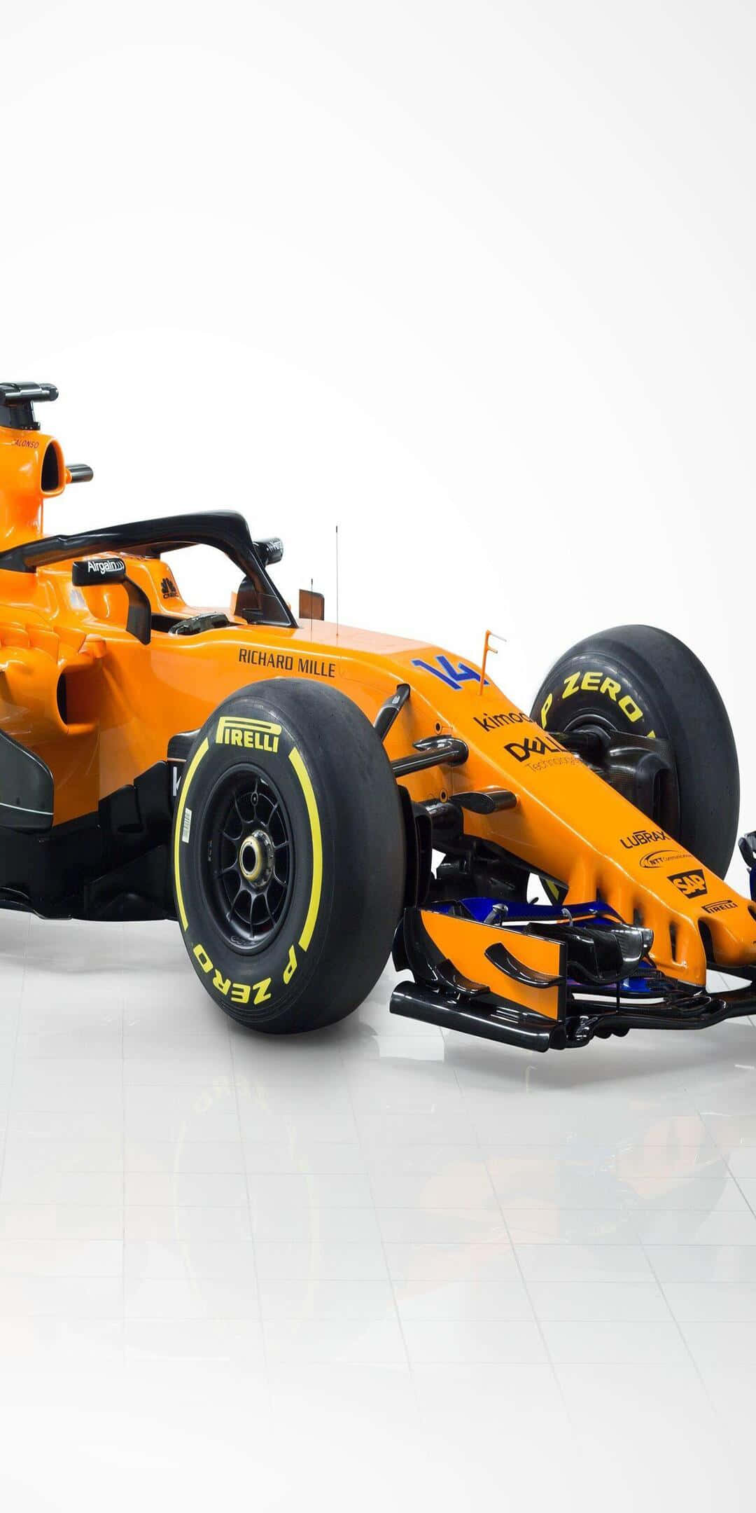 F1 桌布 壁紙 — 一輛時尚的橙色和黑色一級方程式賽車配備倍耐力輪胎，在潔白的攝影棚背景前展示。