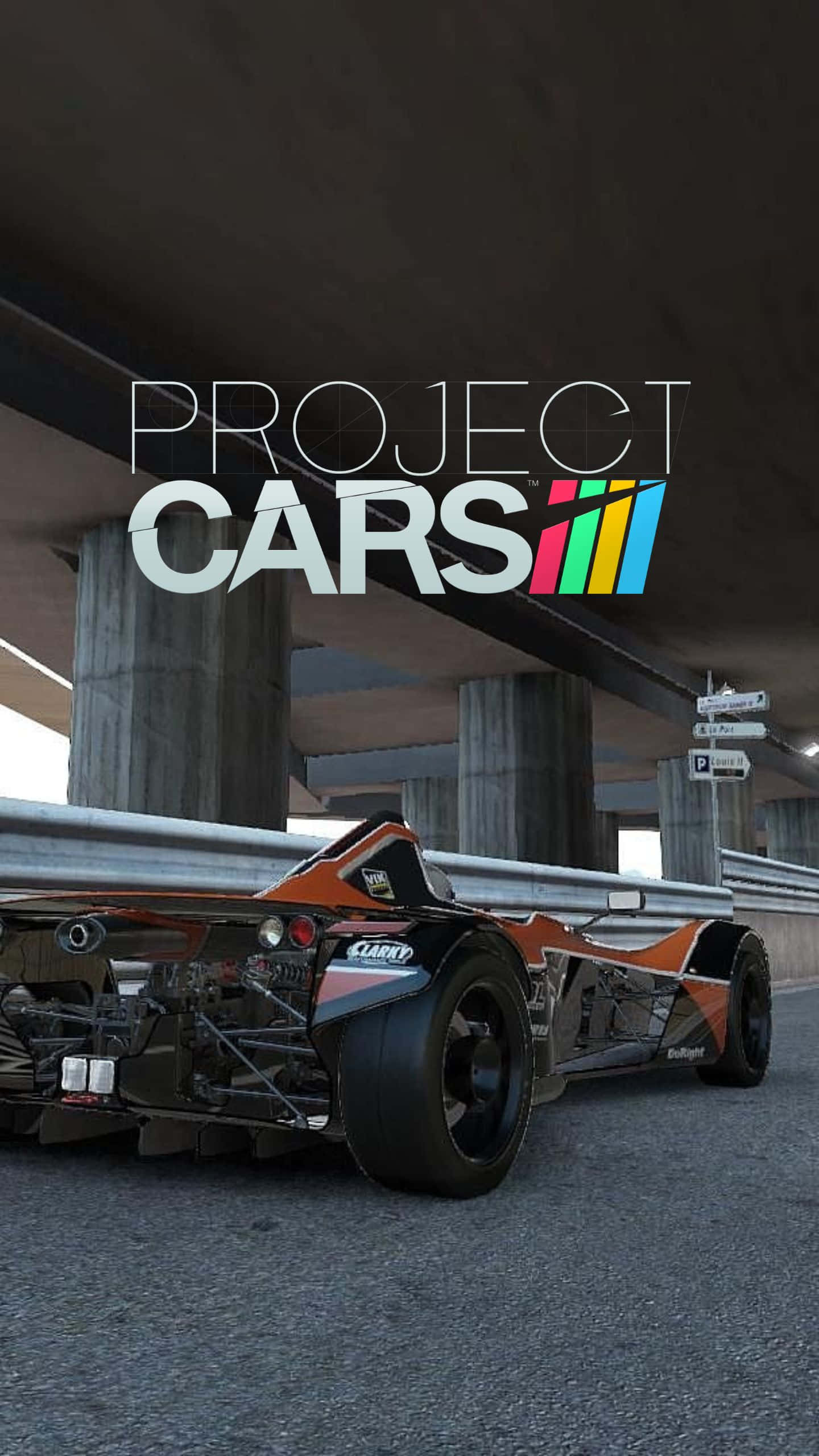 Android Project Cars 桌布 壁紙 — 一輛時尚的橙色和黑色賽車在混凝土天橋下飛馳，並疊加了「PROJECT CARS」標誌。