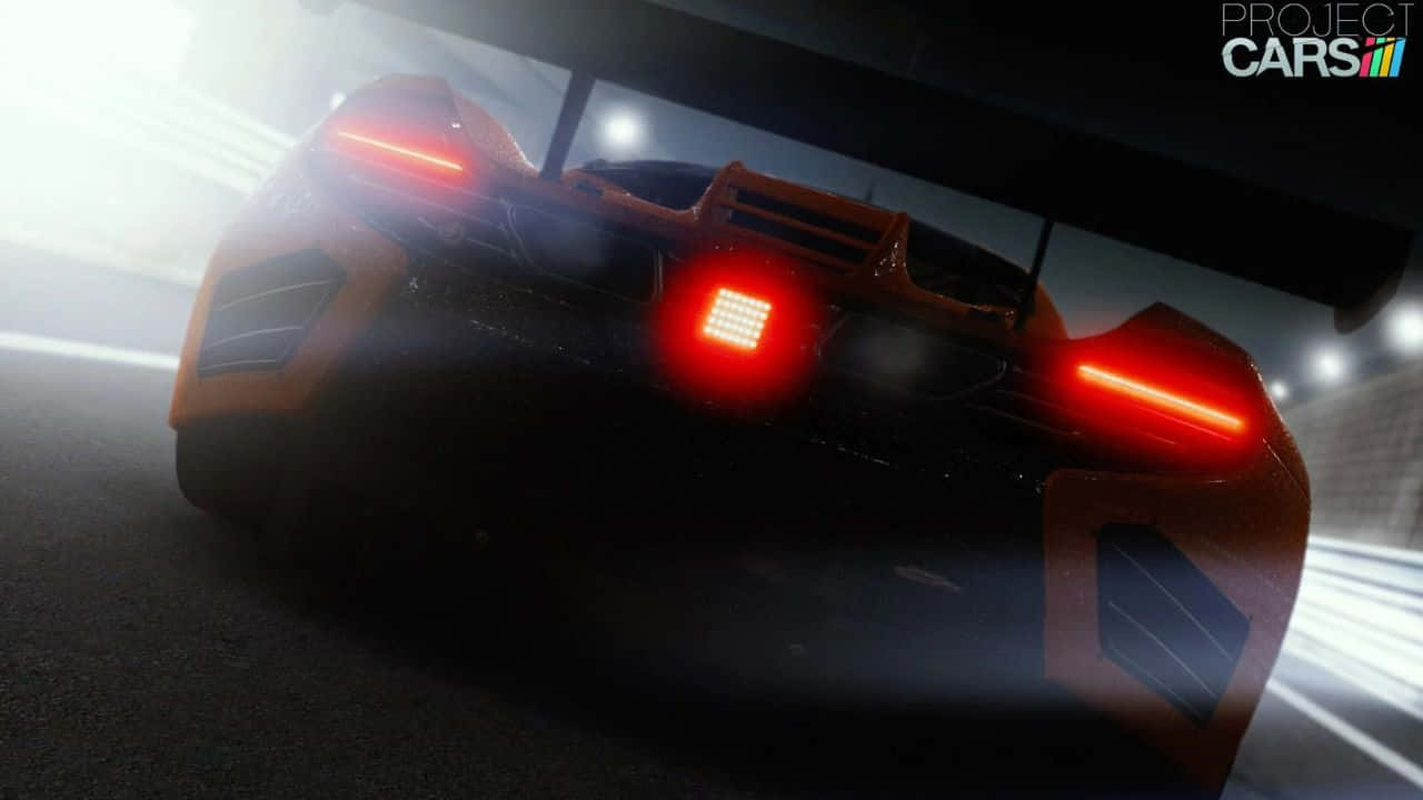 橙色賽車在迷霧隧道中飛馳，紅色尾燈閃閃發光。 — Project Cars 壁紙