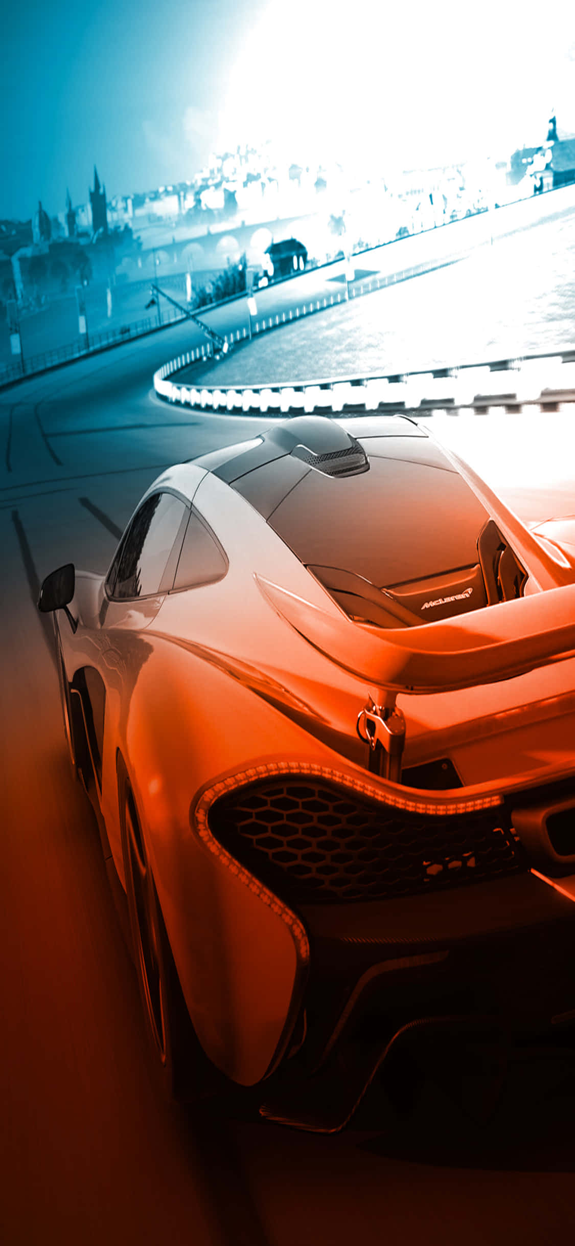 Forza 7 桌布 壁紙 — 一輛時尚的橙色跑車在蜿蜒的夜間賽道上滑行，頭頂是閃爍的藍色天空，遠處是城市燈光。