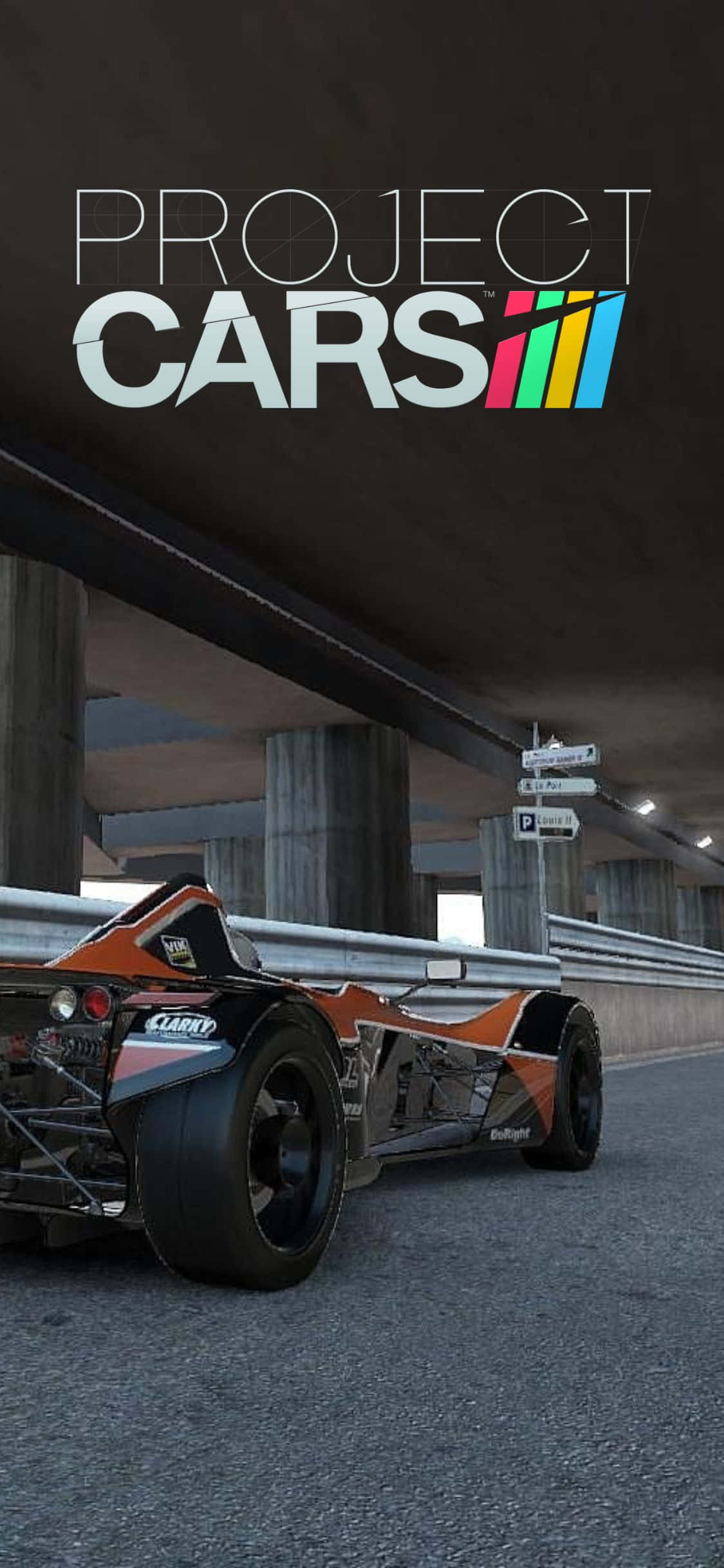 iPhone Xs Project Cars 桌布 壁紙 — 一輛時尚的橙黑色賽車在電子遊戲場景中於混凝土天橋下飛馳。