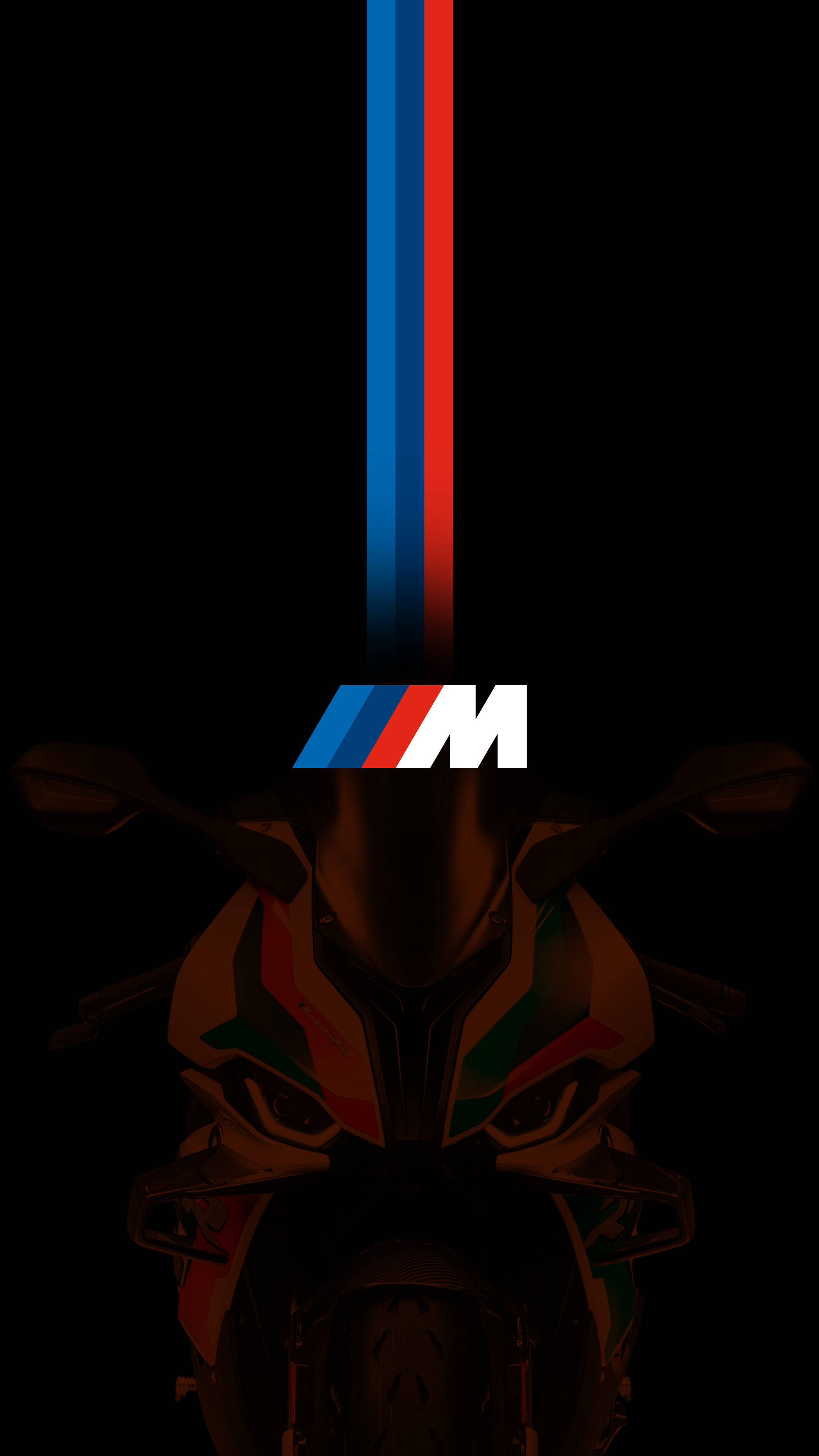 BMW 動圖 桌布 壁紙 — 一輛時尚的機車，帶有BMW M條紋和標誌，居中於黑色背景，帶有垂直的藍色、紅色和白色條紋。