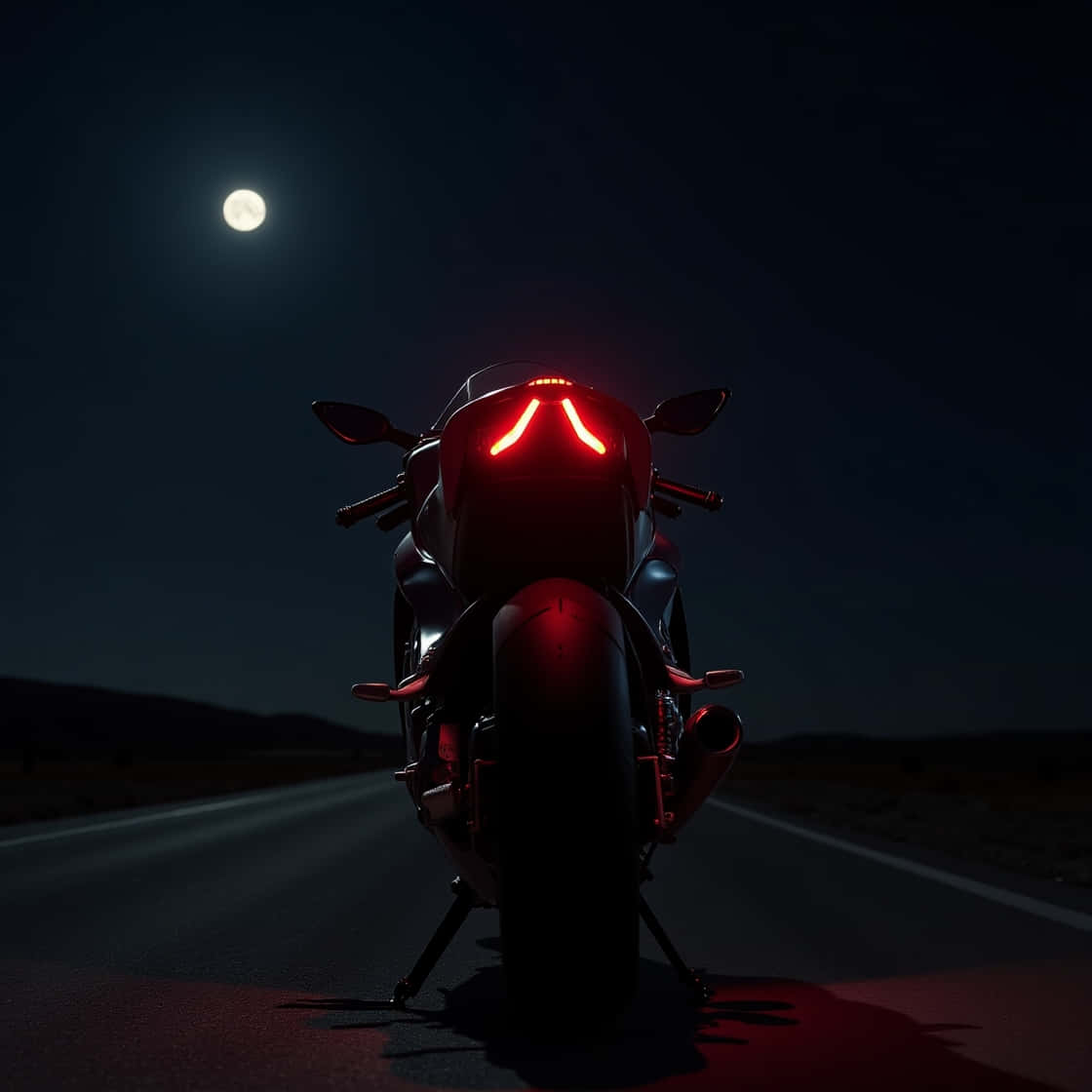 ducati panigale 壁紙 — 一輛時尚的機車，帶有發光的紅色尾燈，在明亮的滿月下停在一條荒蕪的道路上。