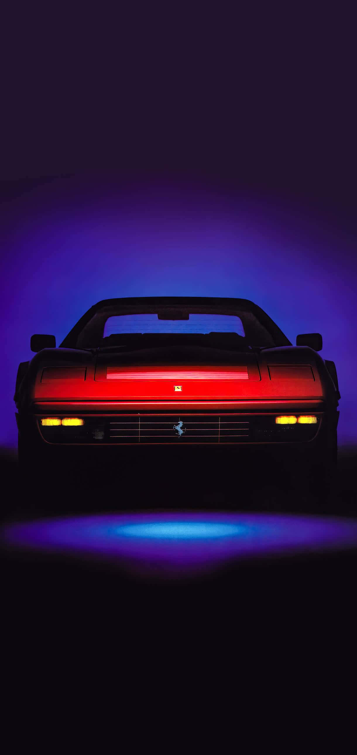Vintage Ferrari 桌布 壁紙 — 一輛時尚的法拉利跑車在深紫色漸變背景上閃爍著紅色尾燈和藍色環境照明。