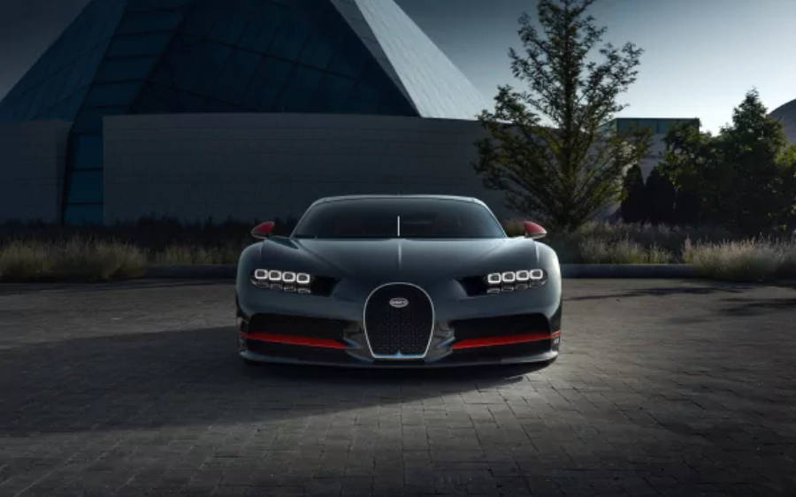 4K 桌布 壁紙 — 一輛時尚的消光灰色Bugatti Chiron Super Sport 2020在黃昏時停泊在現代玻璃建築前的鋪砌庭院中。