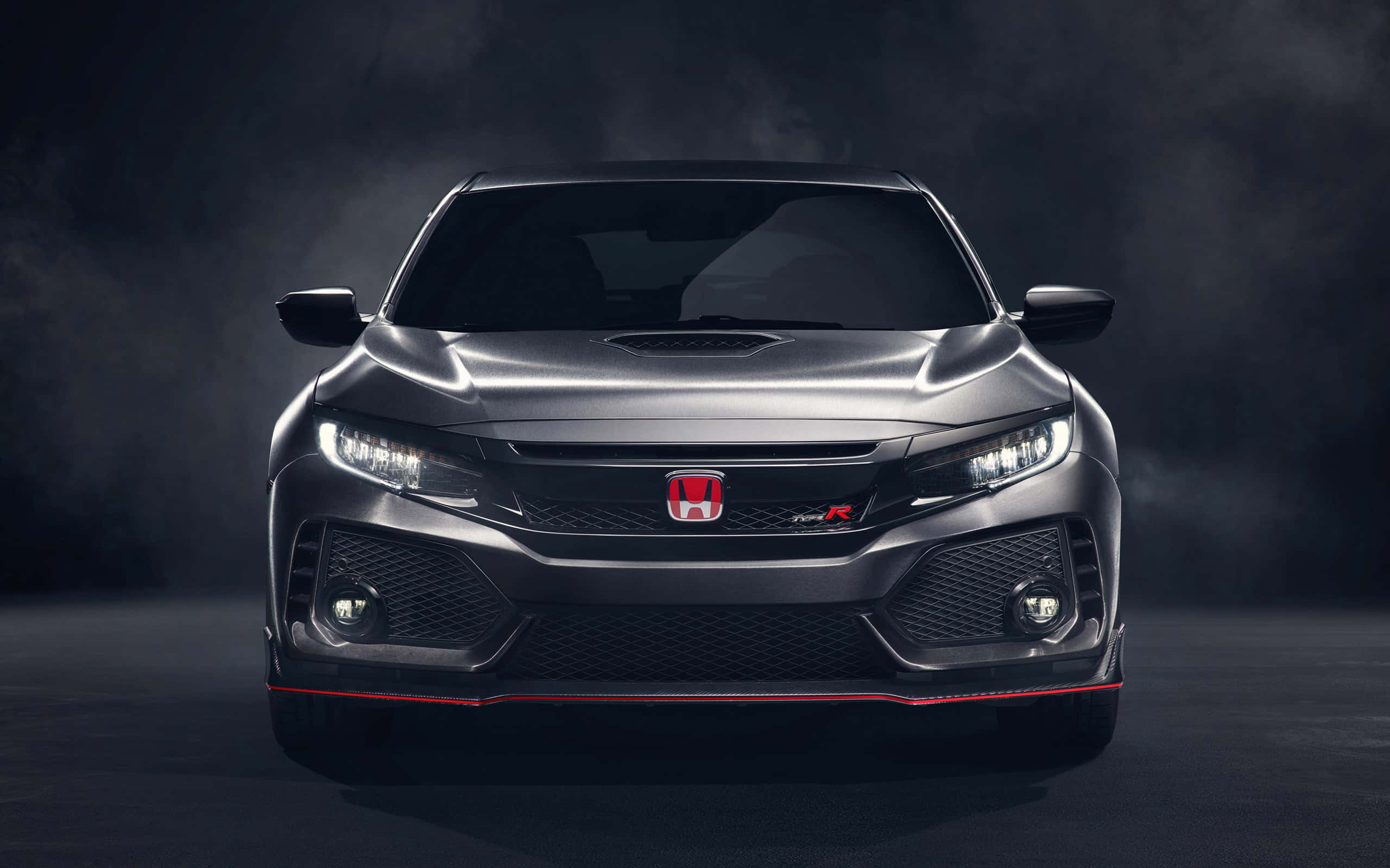 Honda Civic 桌布 壁紙 — 一輛時尚的消光灰色本田思域Type R，帶有紅色點綴和發光車頭燈，在煙霧瀰漫的深色工作室背景前凝視前方。