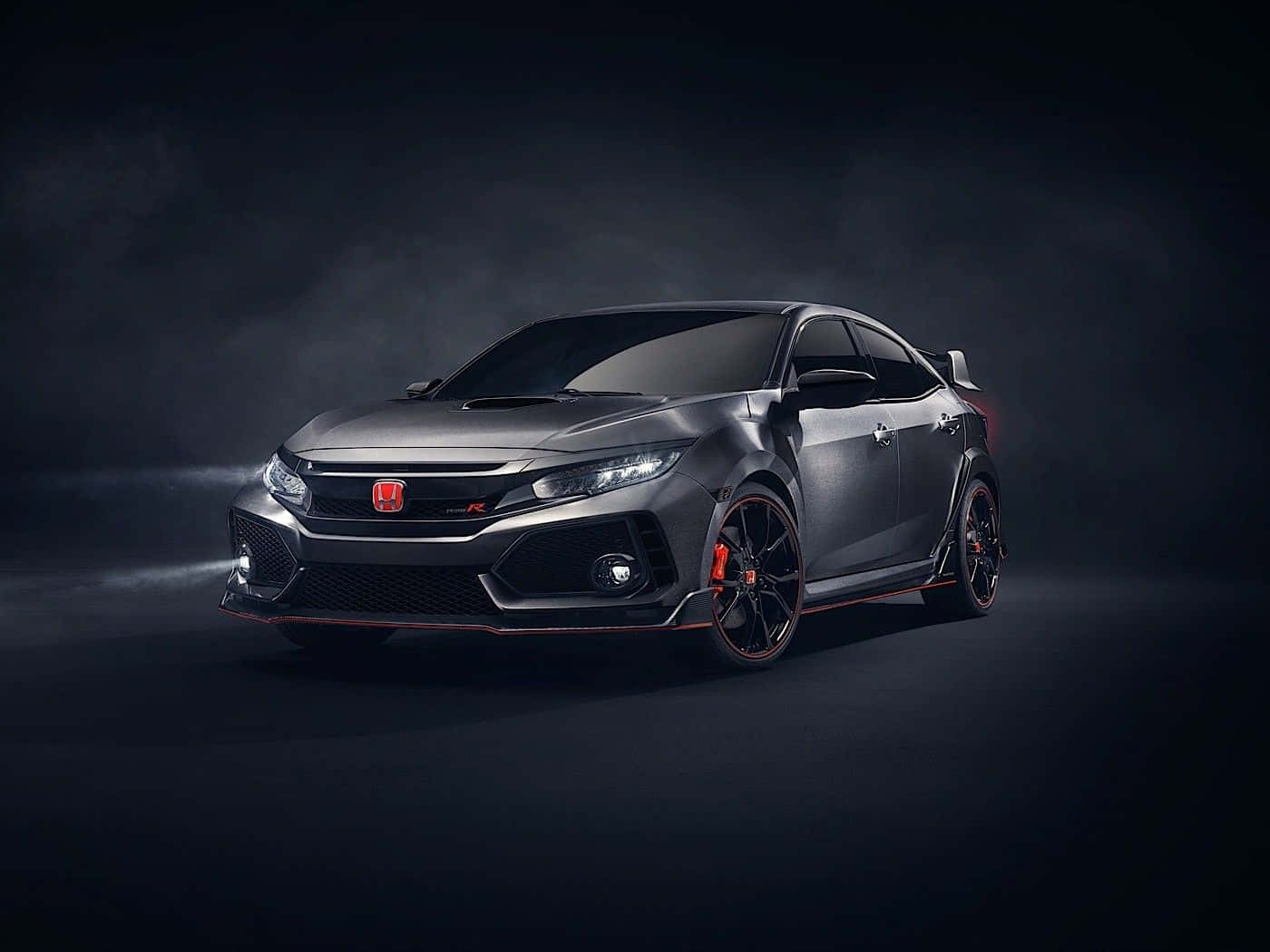 Hatchback 桌布 壁紙 — 一輛時尚的消光灰色本田思域Type R，帶有紅色點綴和發光頭燈，在煙霧瀰漫的黑暗工作室中戲劇性地矗立。