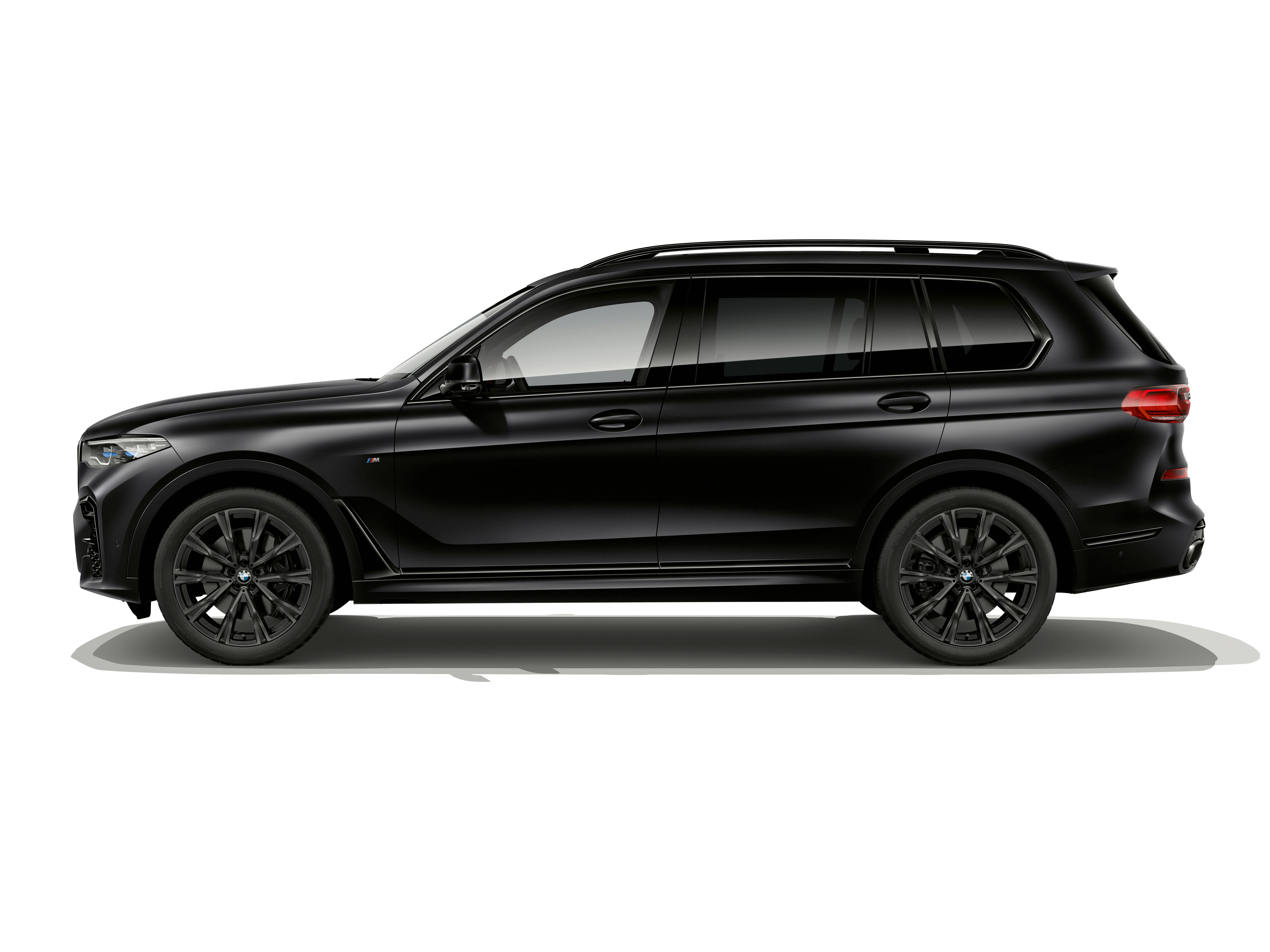 Black Bmw 桌布 壁紙 — 一輛時尚的消光黑色BMW SUV，在乾淨的白色背景上以側面輪廓展示，帶有微妙的陰影。
