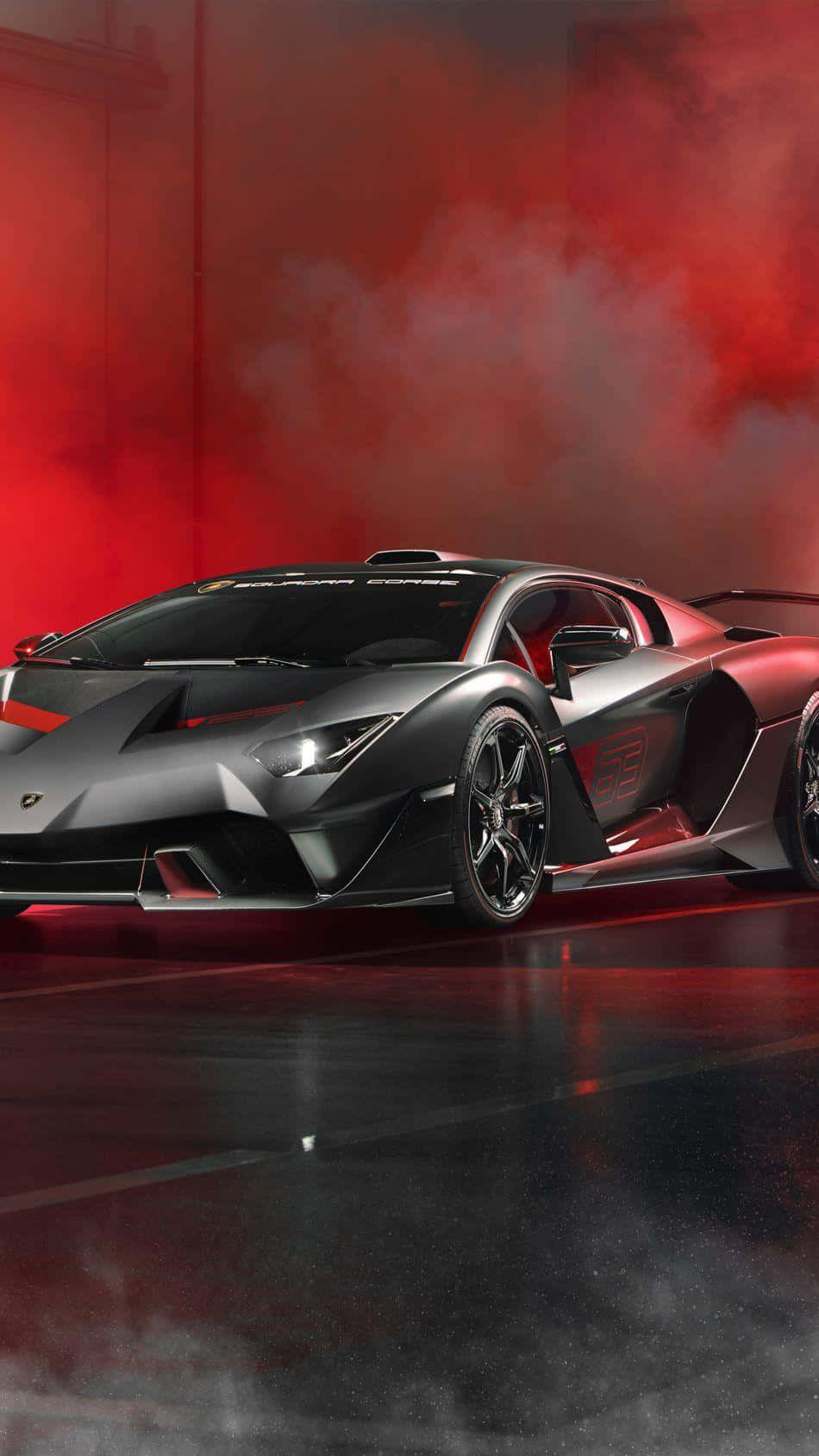 Lamborghini Phone 桌布 壁紙 — 一輛時尚的消光黑色藍寶堅尼 Veneno 帶有紅色點綴，在煙霧瀰漫的車庫中，在戲劇性的紅光下閃耀。