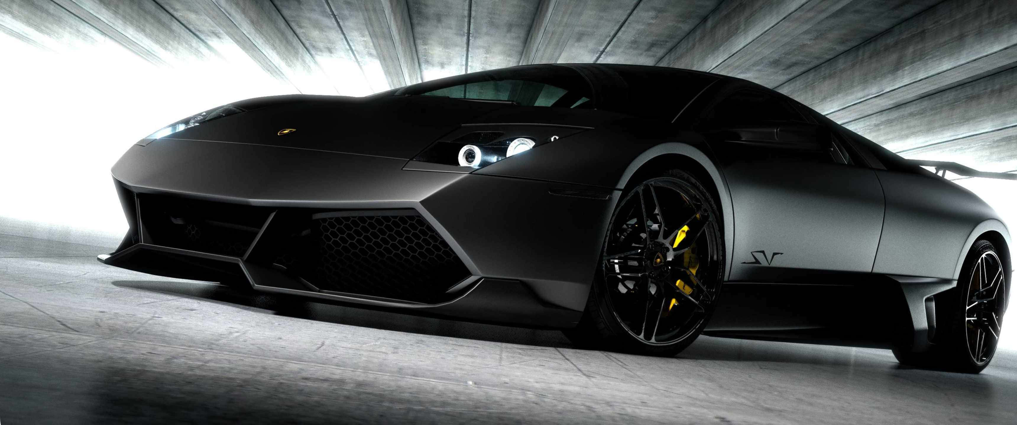 3440x1440p Lamborghini 桌布 壁紙 — 一輛時尚的消光黑色藍寶堅尼Reventon跑車在戲劇性的隧道燈光下閃耀，搭配黃色制動卡鉗。